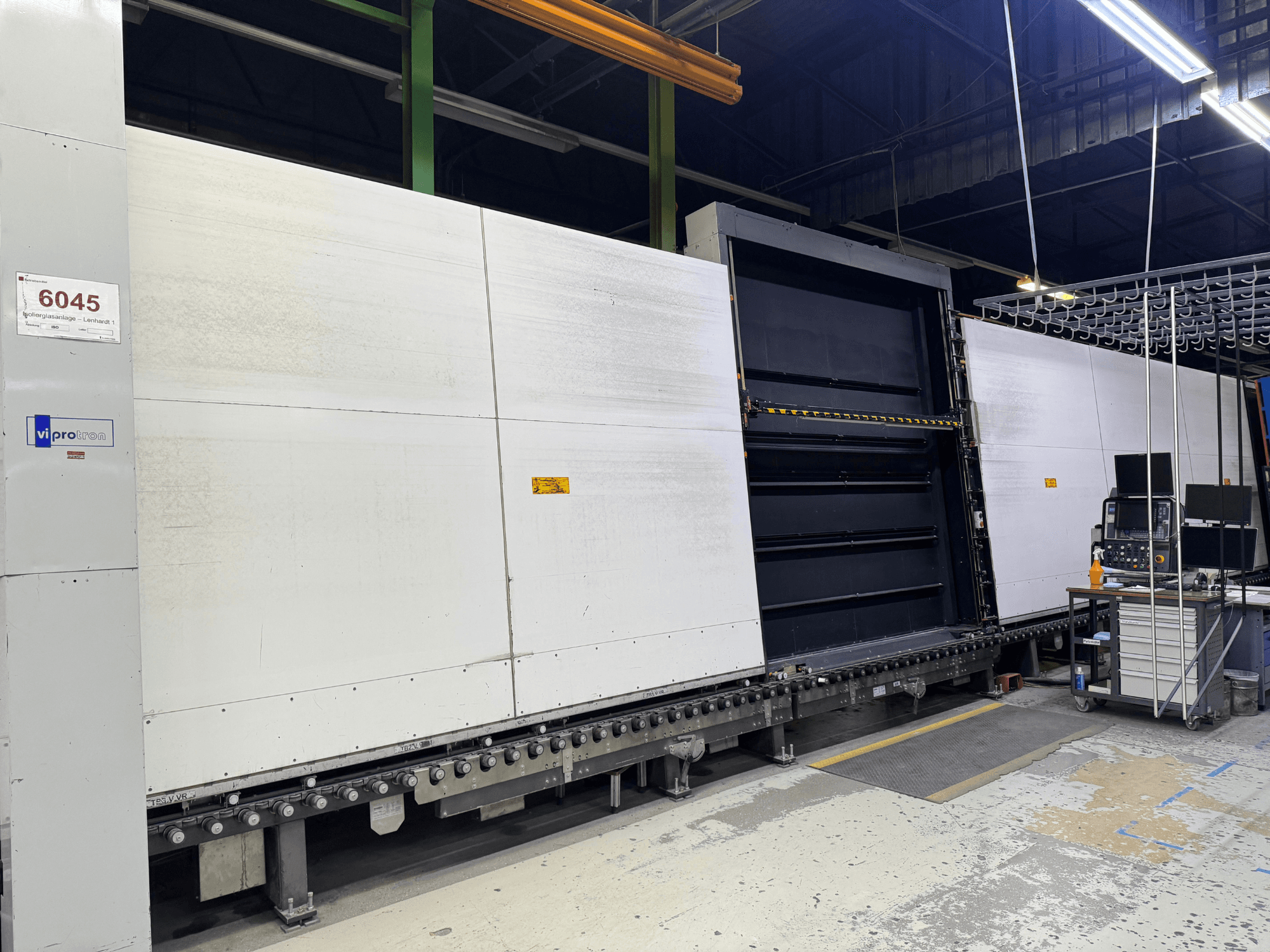 Vipro szerszámgép előlapja nyitott panellel, amely bemutatja a működő berendezéseket és a mellette lévő munkaterületet. 6045-ös modell.