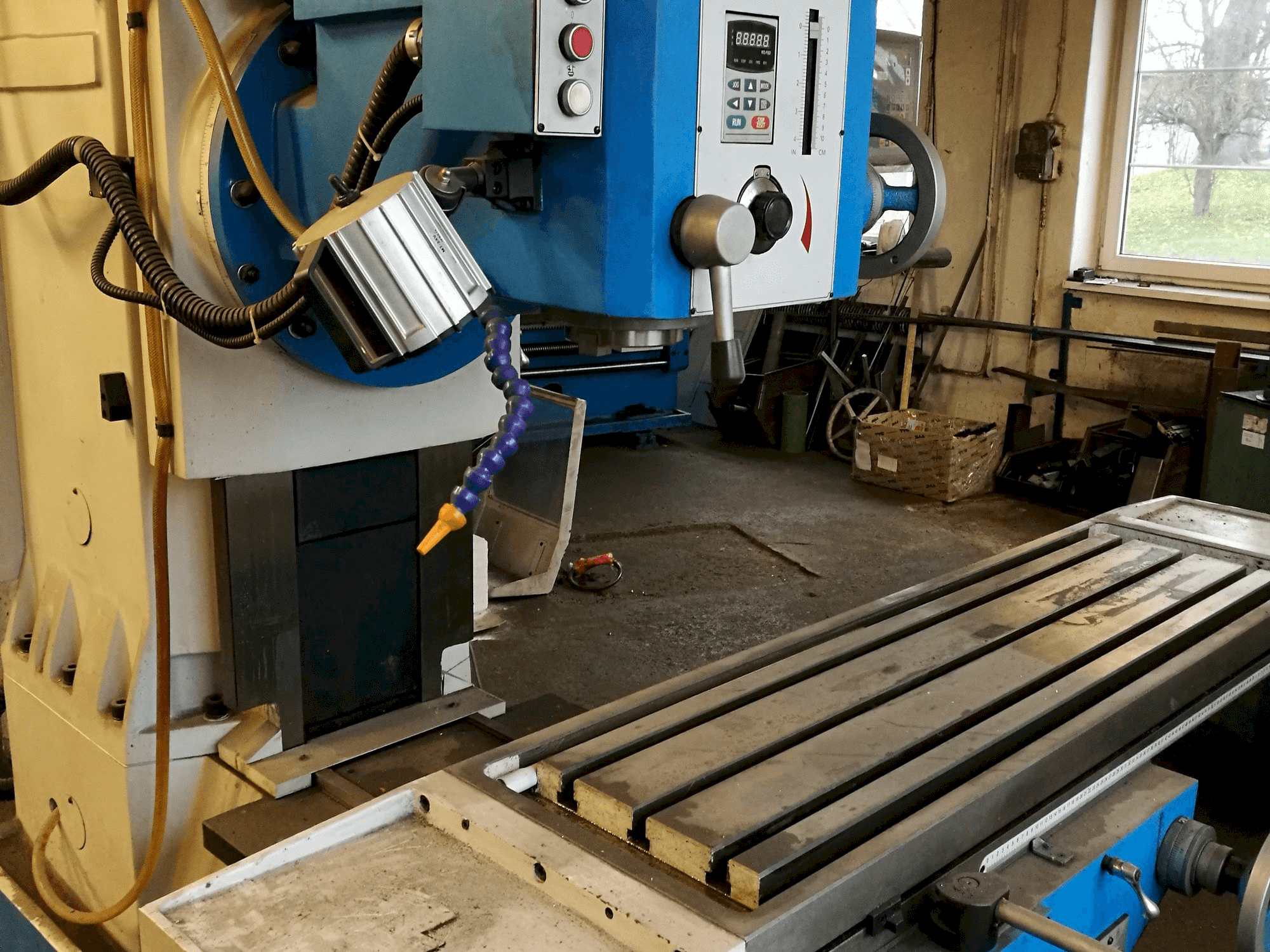 A KNUTH KB 1400 gép elölnézete