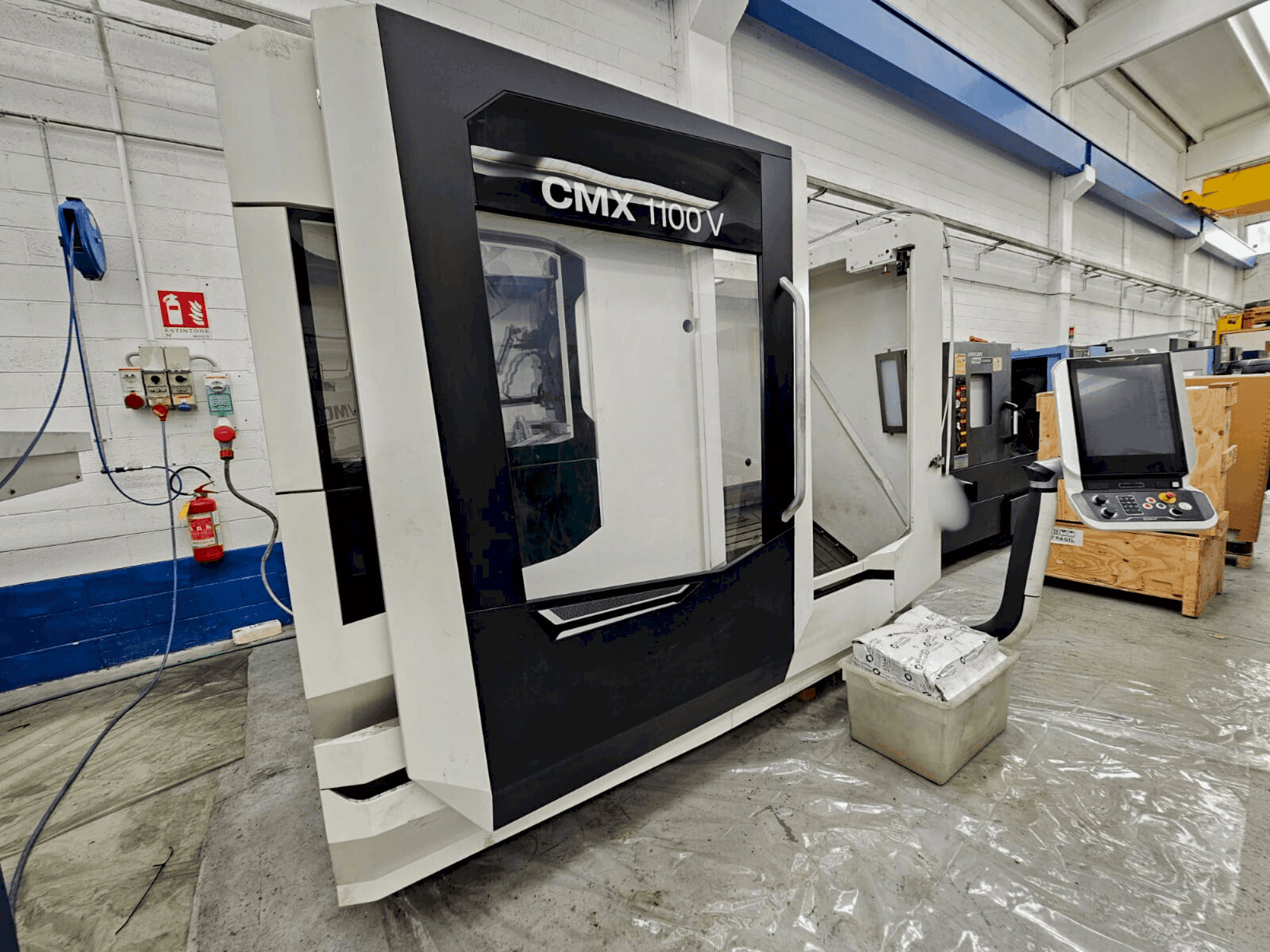 A DMG MORI CMX 1100V gép elölnézete