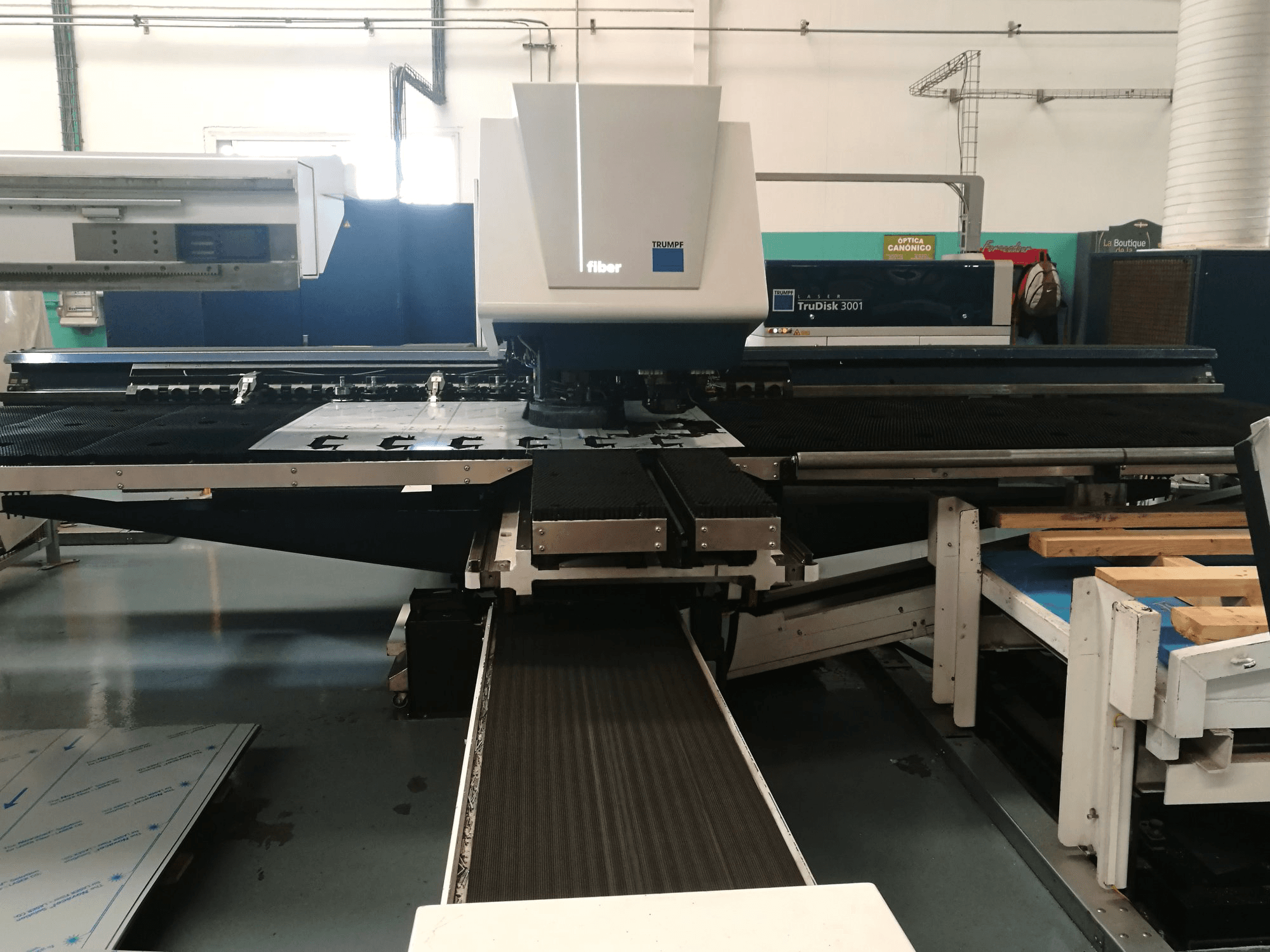 A Trumpf TruMatic 3000 fiber (K04) gép elölnézete