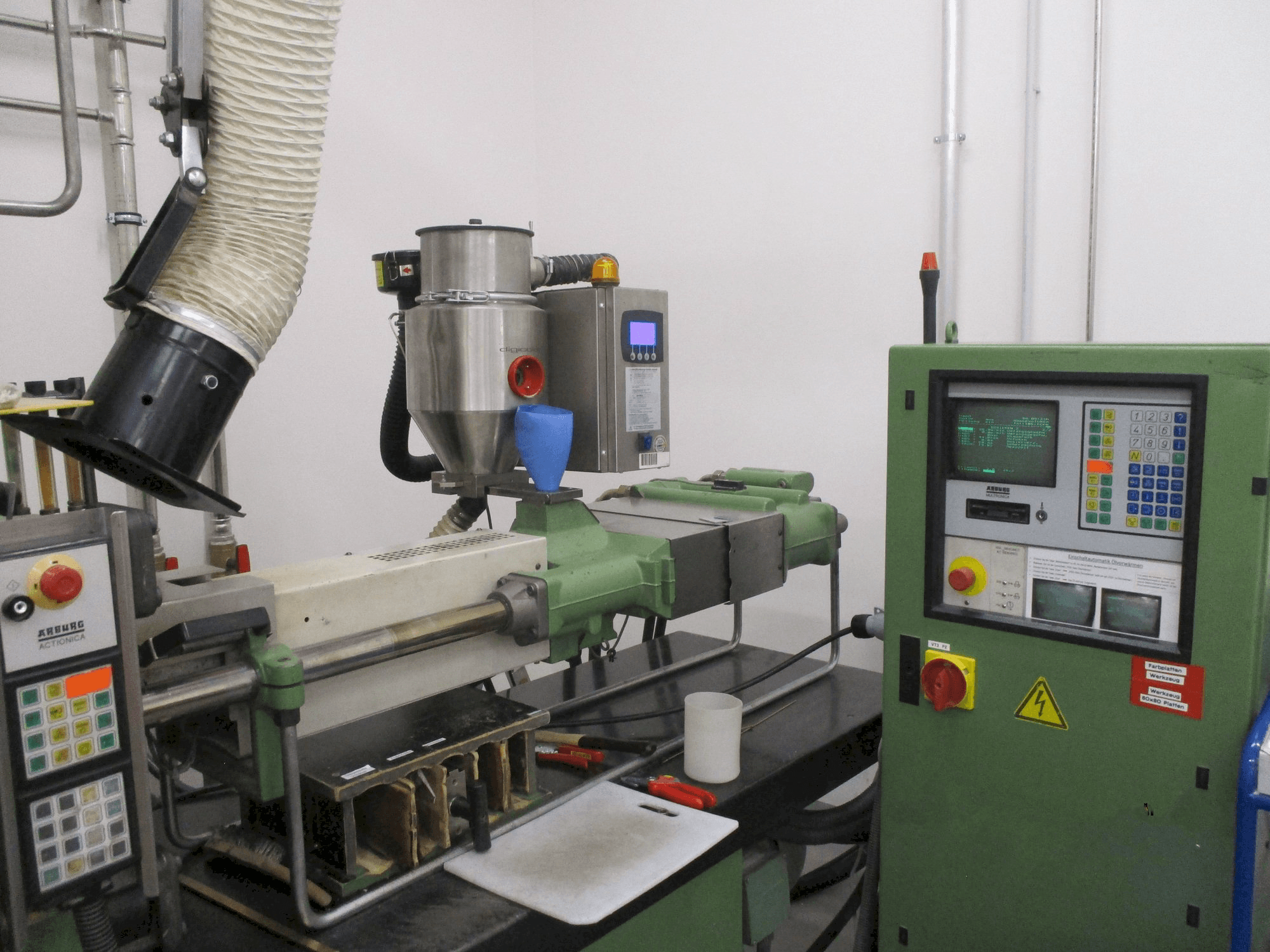 A Arburg Allrounder 320 M 750 - 90/90 2K gép elölnézete