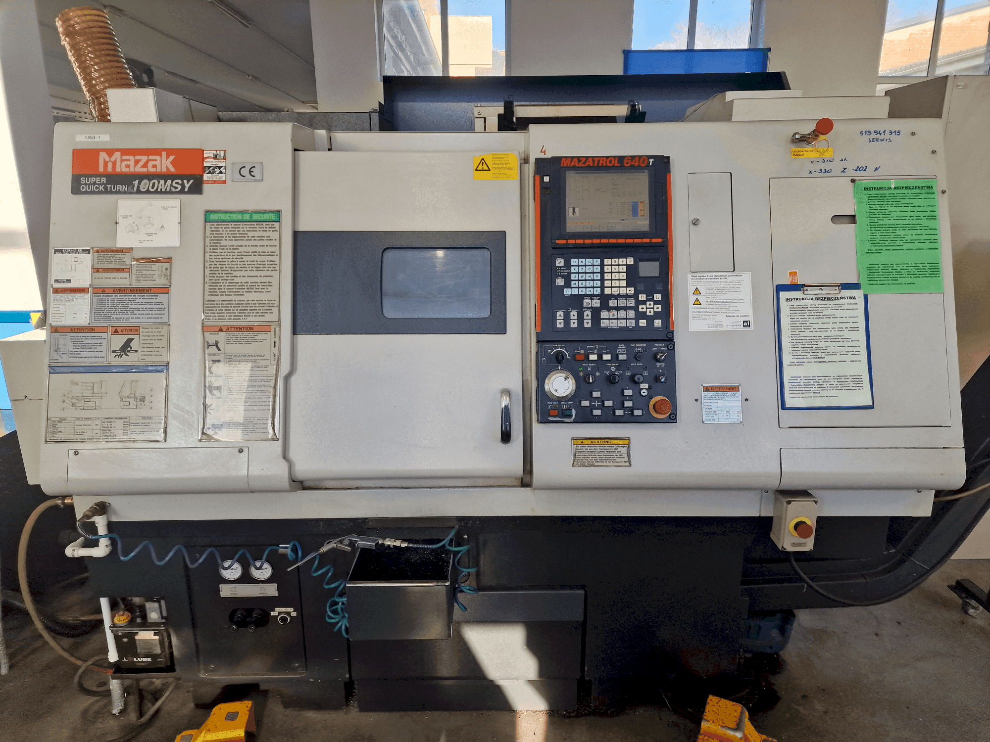 A Mazak SQT-100MSY gép elölnézete