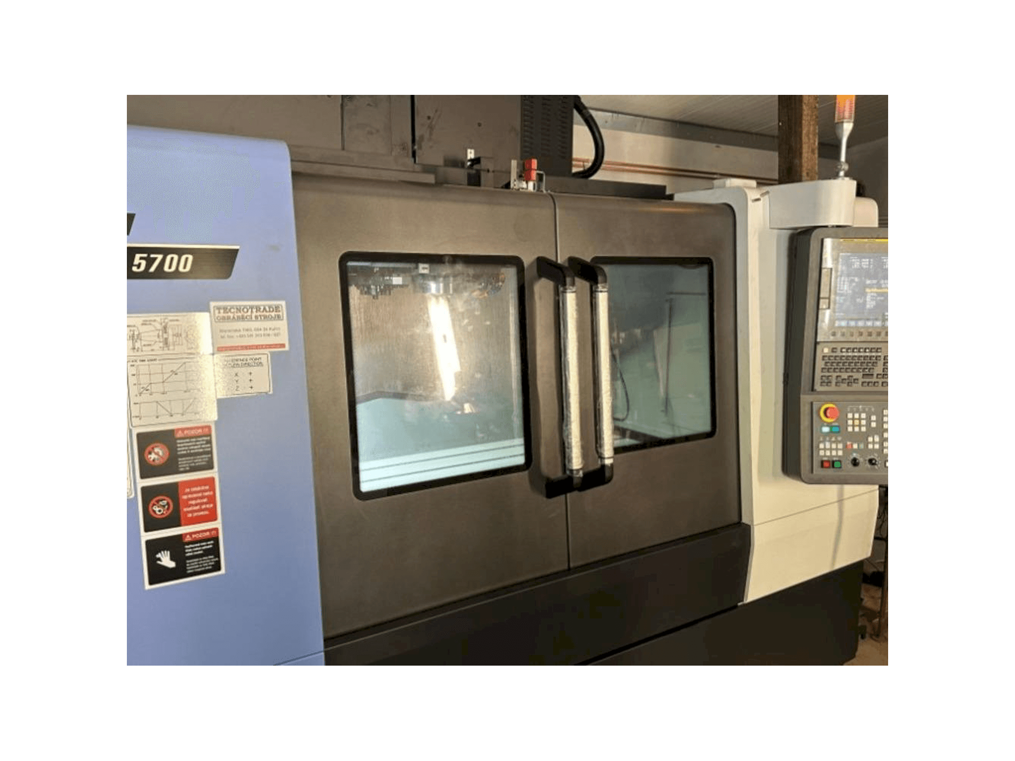 A DOOSAN DNM 5700 gép elölnézete
