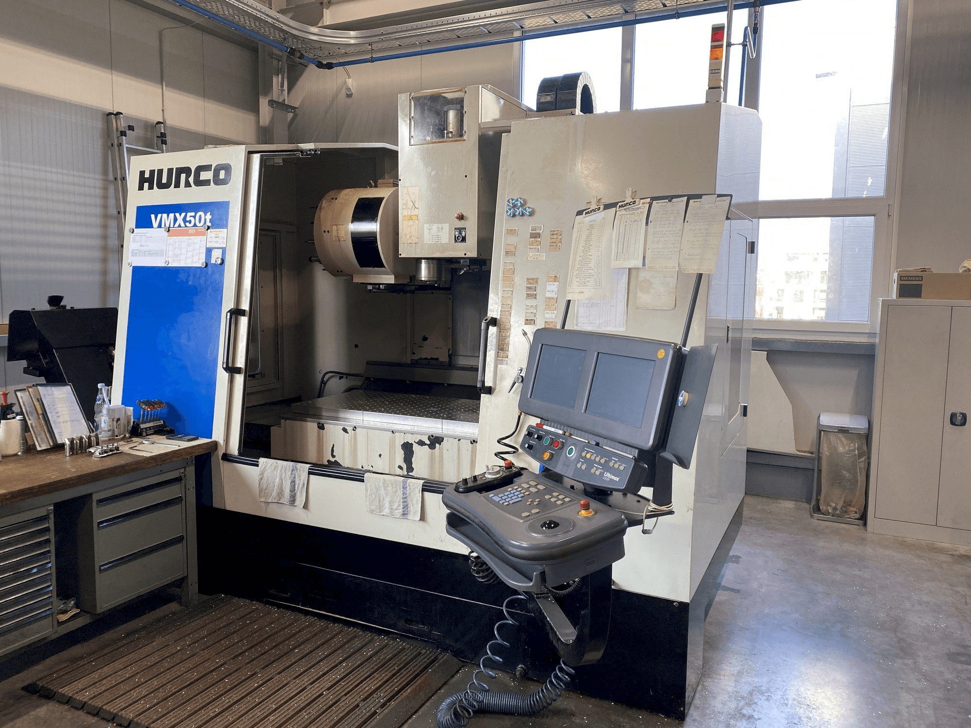 A Hurco VMX 50/40T gép elölnézete