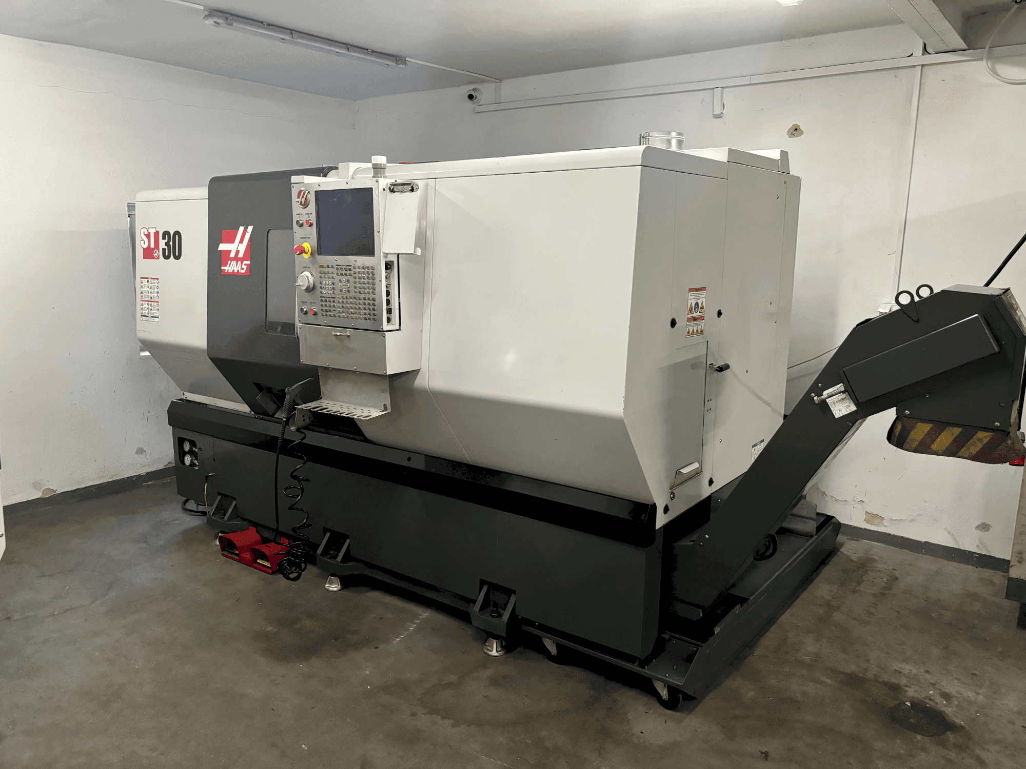 A HAAS ST-30 gép elölnézete