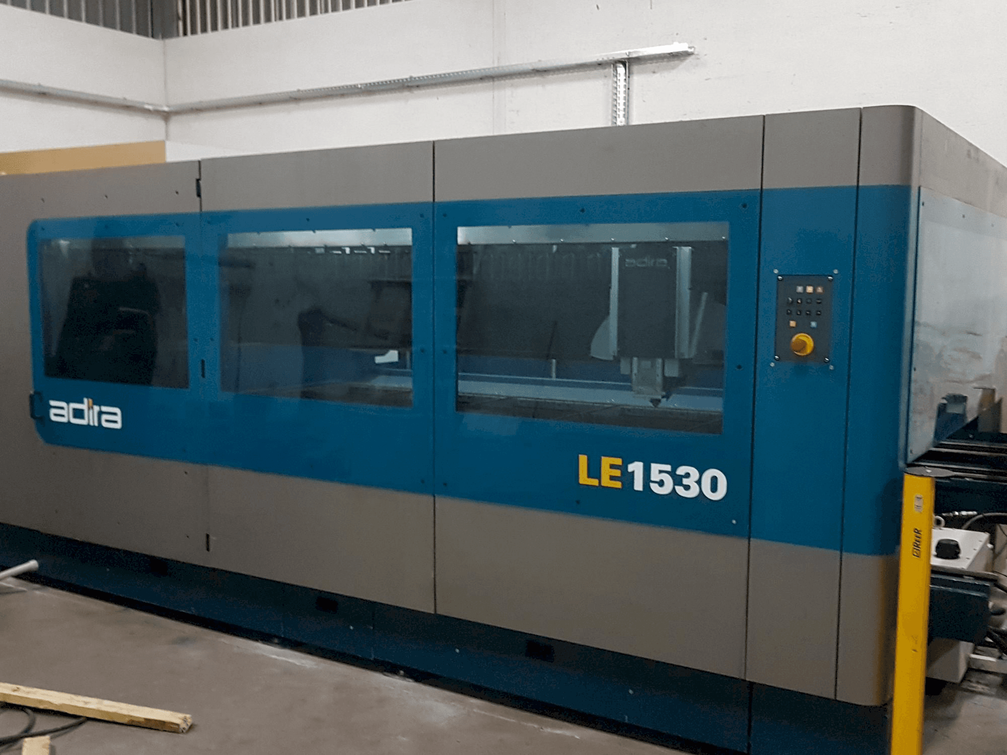 A ADIRA Le1530 gép elölnézete