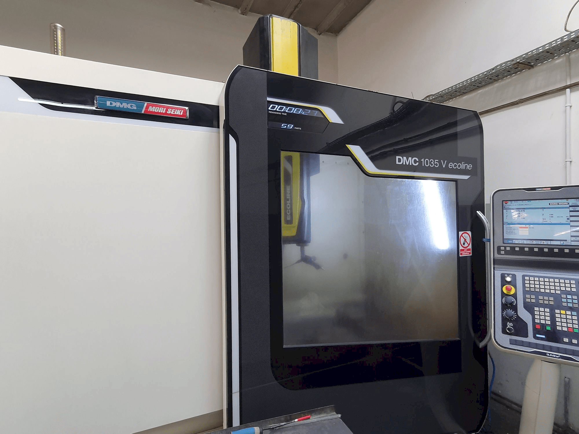 A DMG MORI DMC 1035V Ecoline gép elölnézete