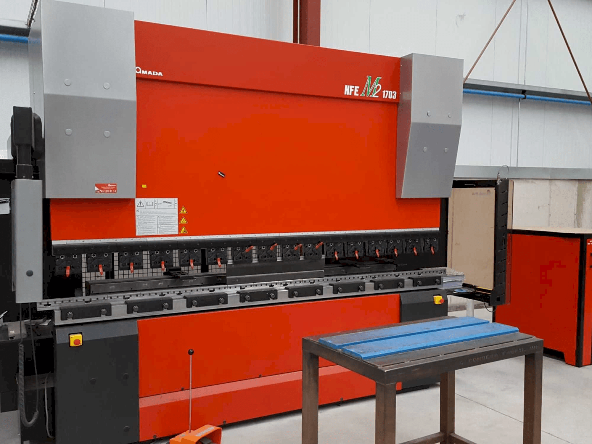 A AMADA HFE M2-EVO 1703 gép elölnézete