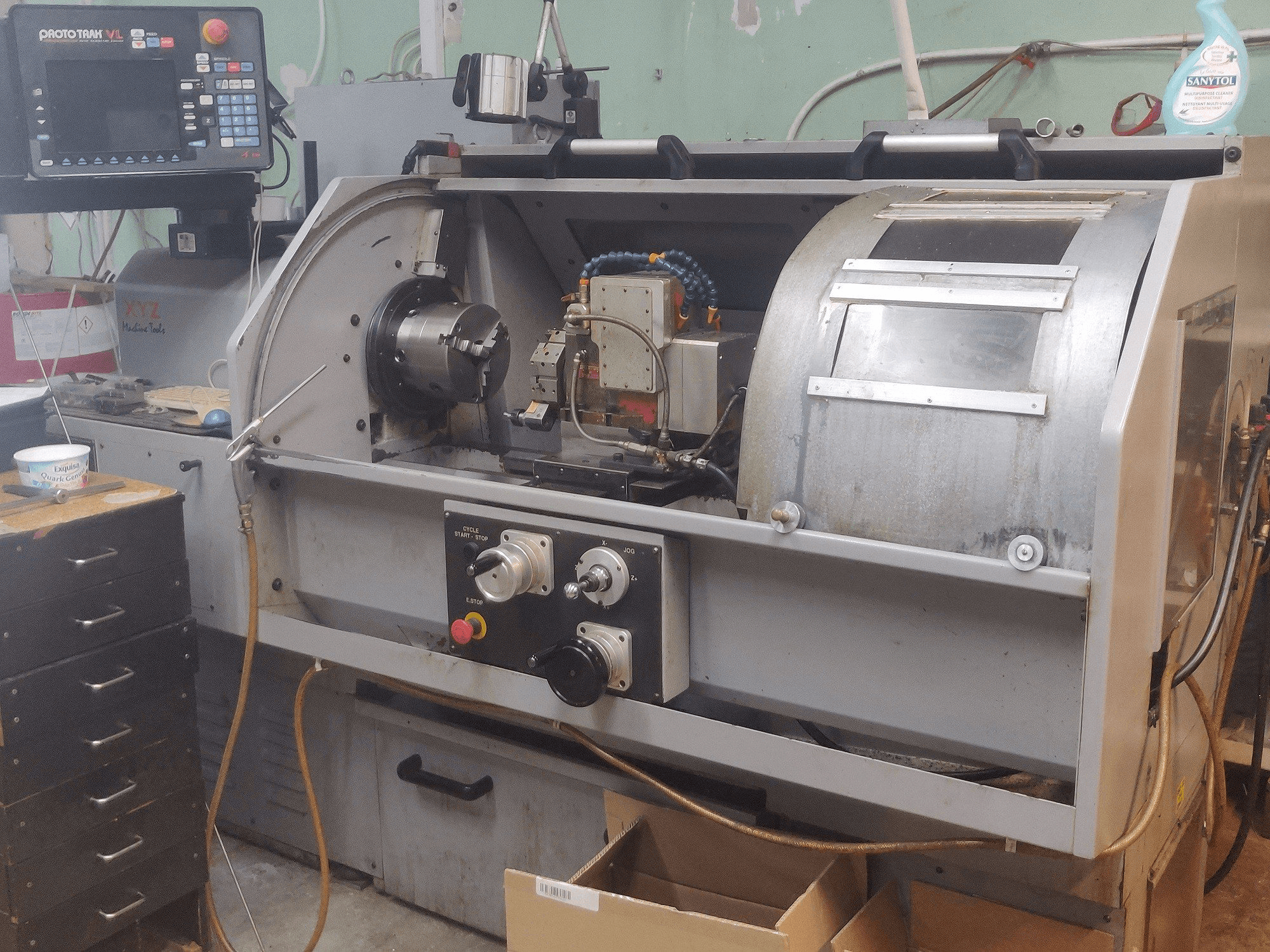 A XYZ VL355 gép oldalnézete