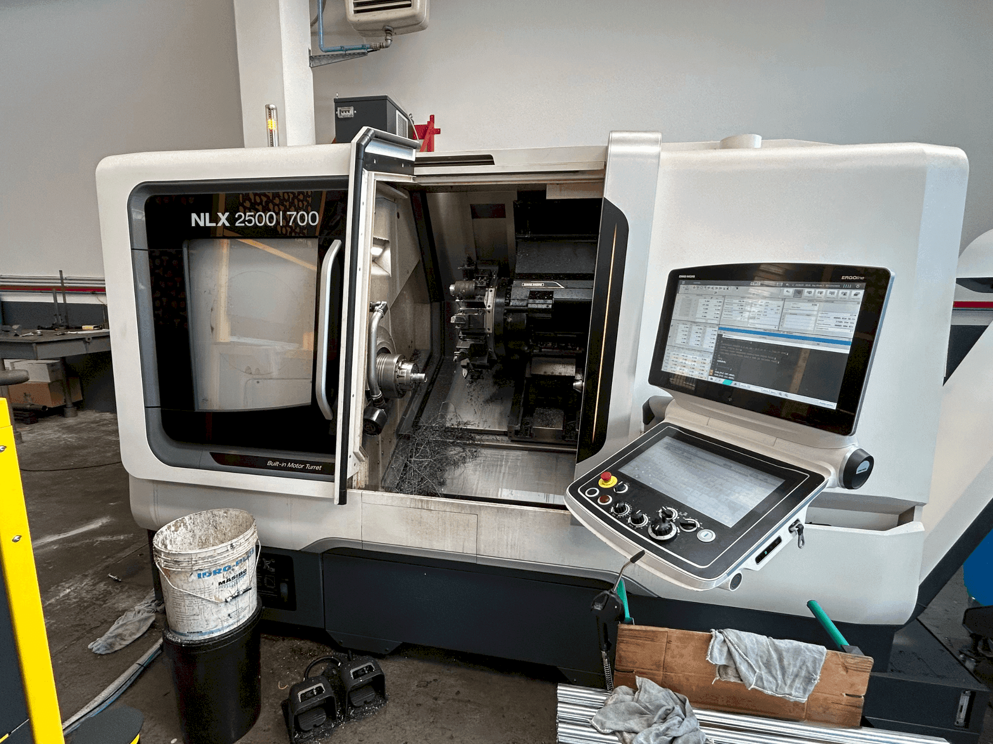 A DMG MORI NLX 2500 Y / 700 gép elölnézete