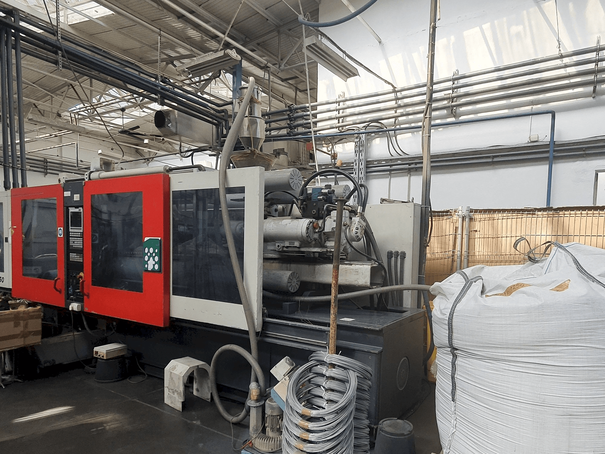A FERROMATIK MILACRON MAXIMA MV 350 gép elölnézete