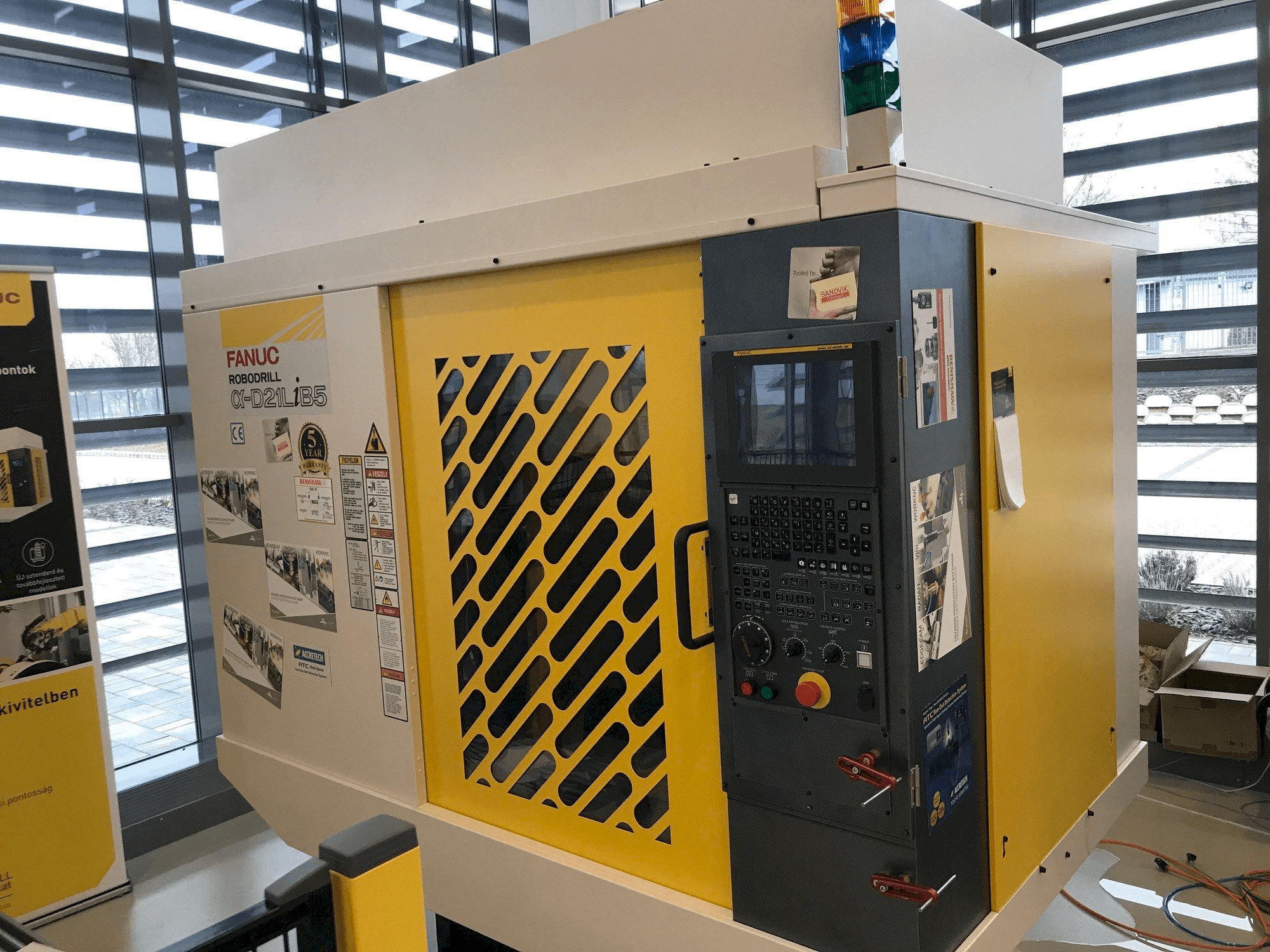 A FANUC Robodrill Alpha D21LIB5 gép elölnézete