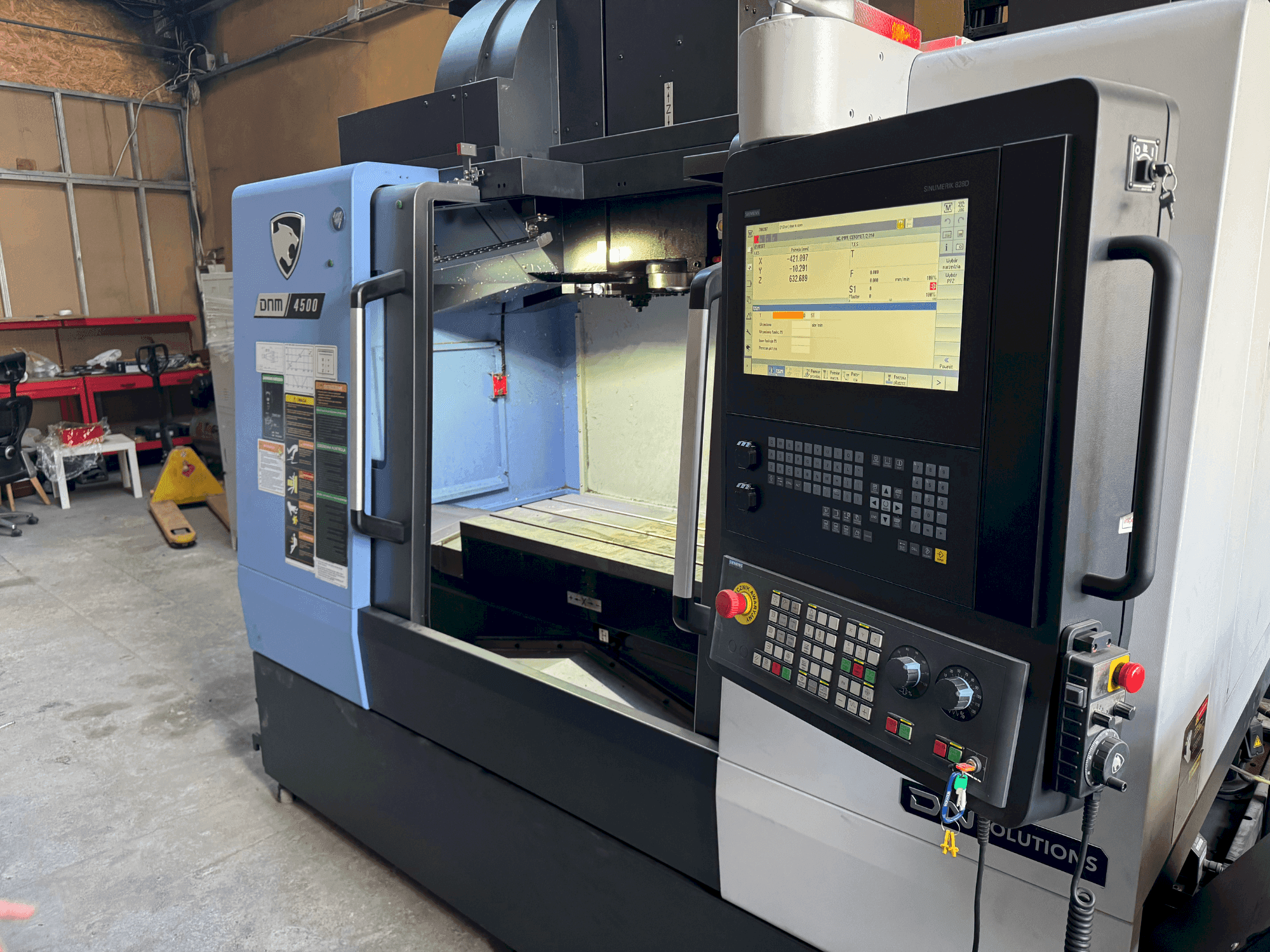 A DN SOLUTIONS DNM 4500 gép elölnézete