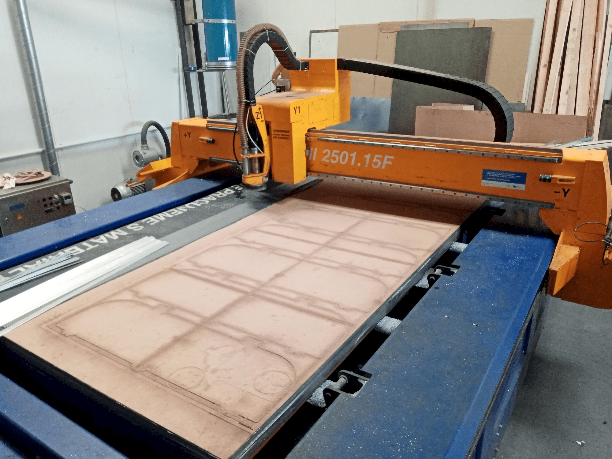 A MicroStep MICROMILL 2501.15F gép elölnézete