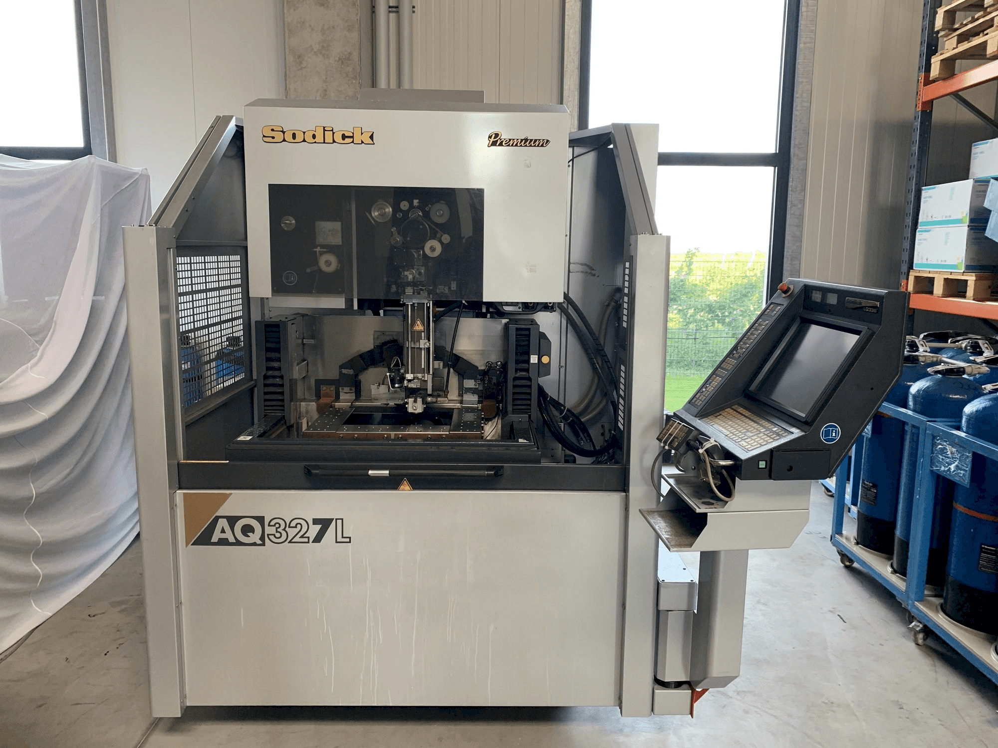 A Sodick AQ327L gép elölnézete