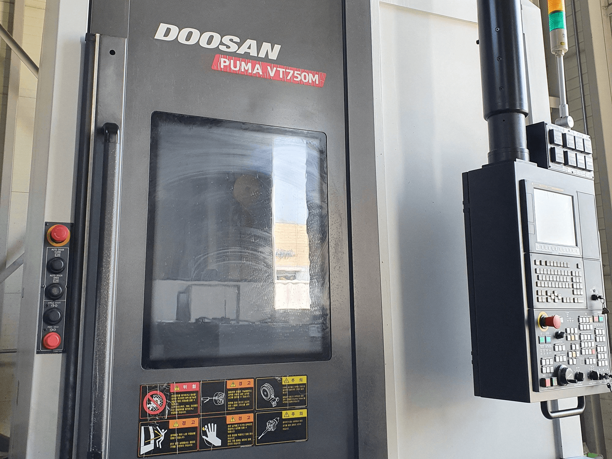 A Doosan VT750M gép elölnézete