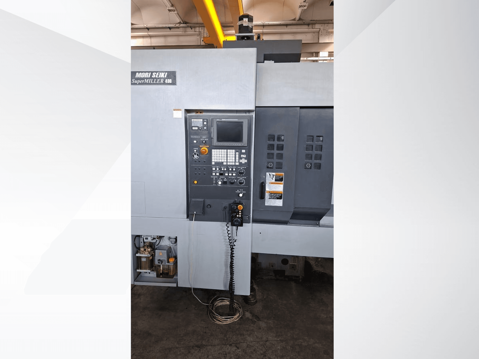 MORI SEIKI ZV 400 SUPER MILLER függőleges megmunkálóközpont, elölnézetben a kezelőpanel és a kezelőgombok.