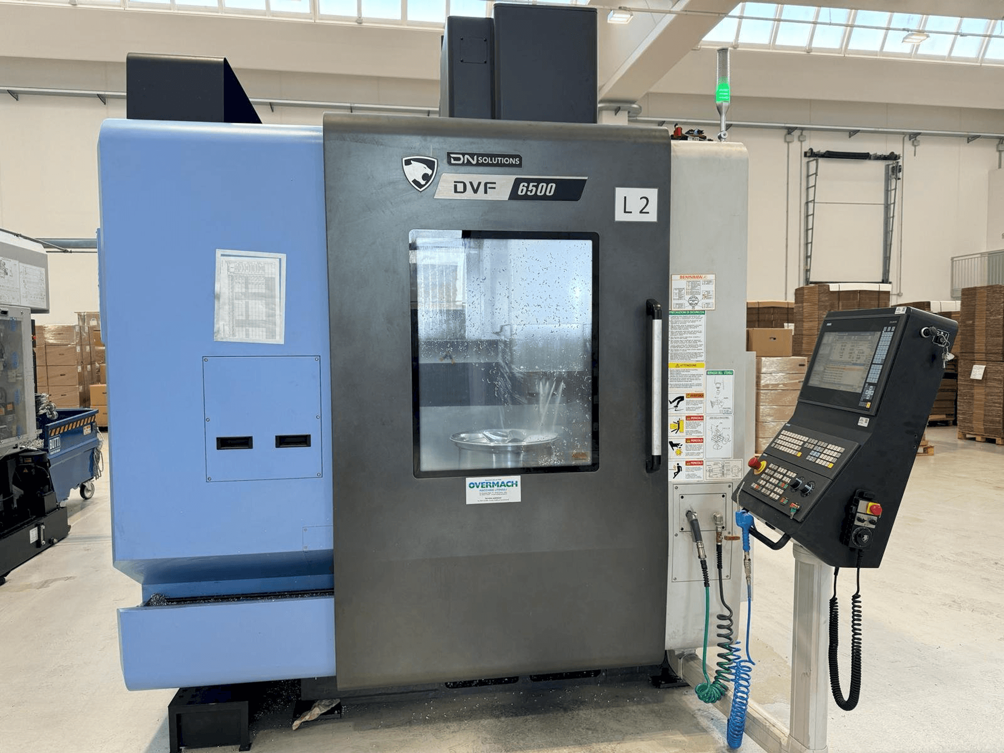 A DN SOLUTIONS DVF 6500 gép elölnézete