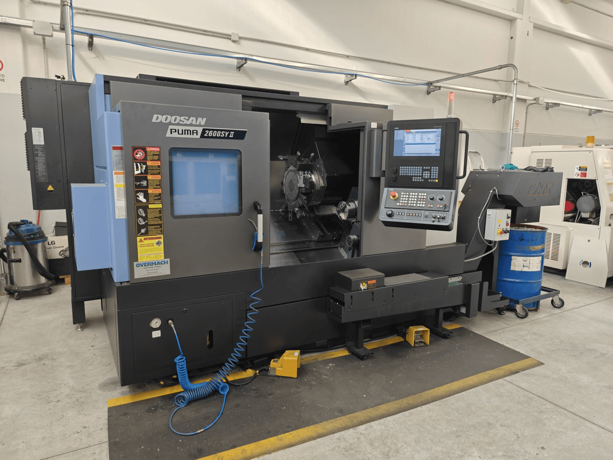 DOOSAN Puma 2600 SY II vízszintes eszterga, elölnézet, a vezérlőpanellel és a működési kijelzőkkel.
