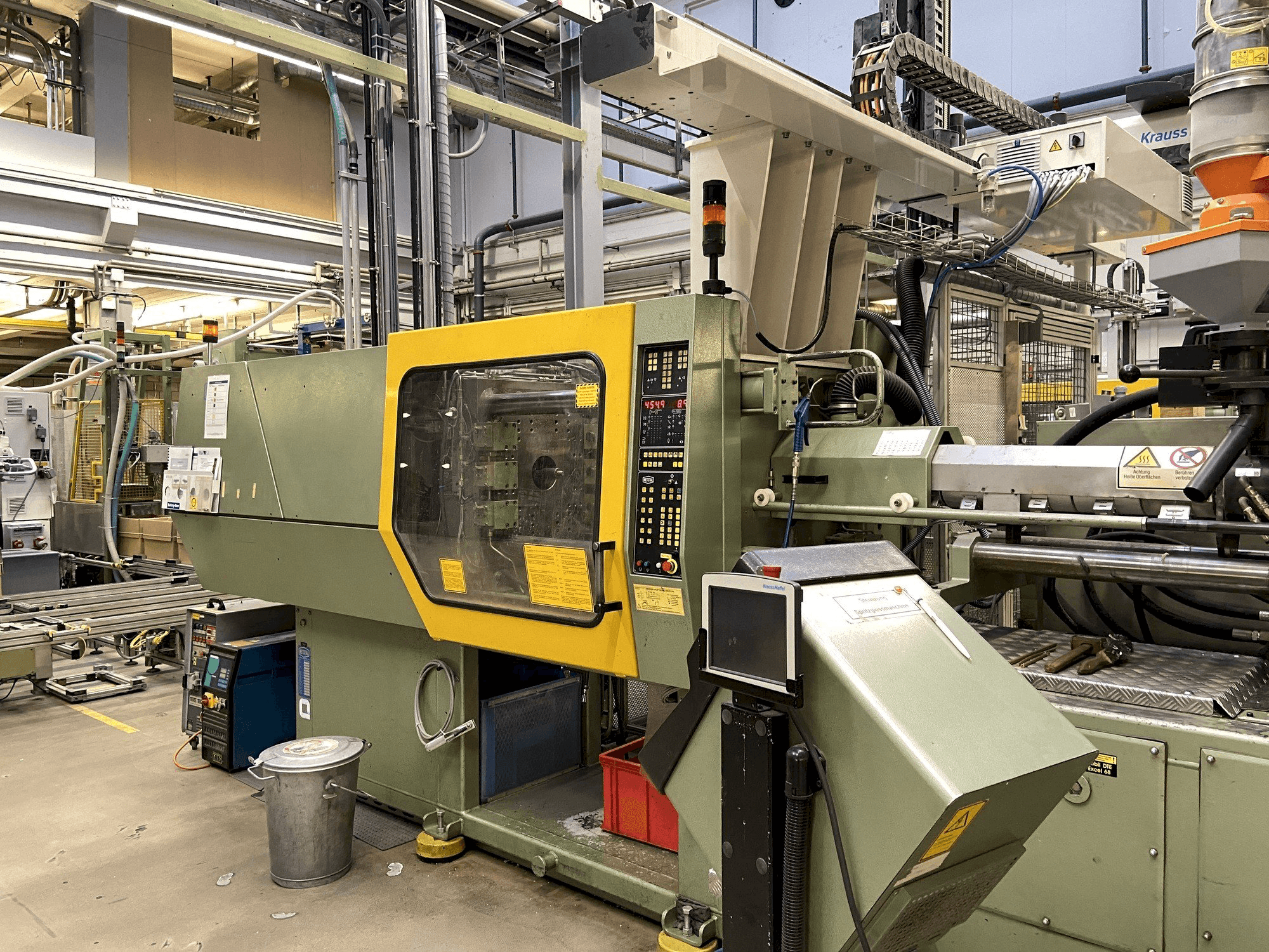 A Netstal Synergy 1500K/460 gép elölnézete