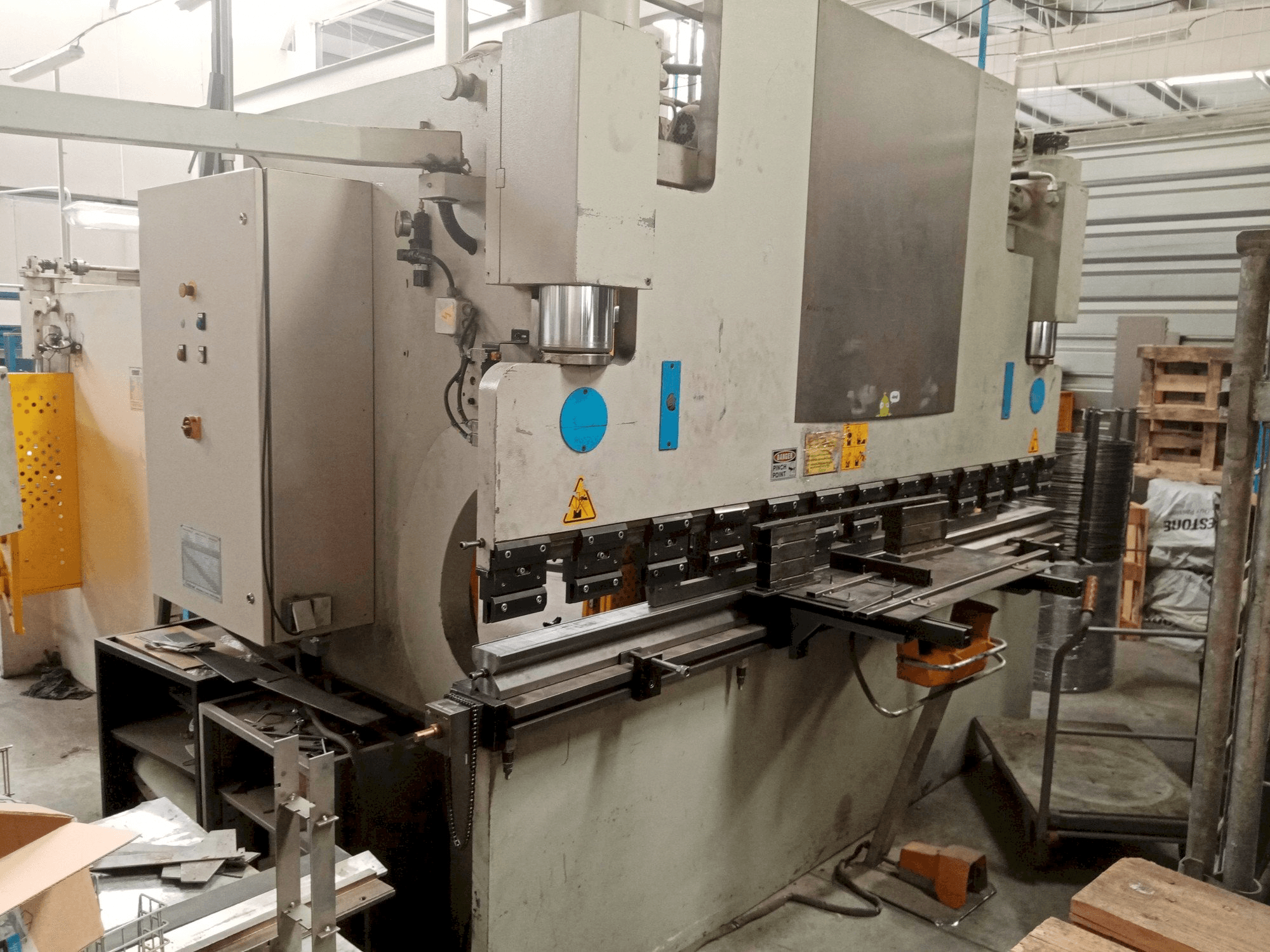 A ERMAKSAN AP 3100-120 gép elölnézete