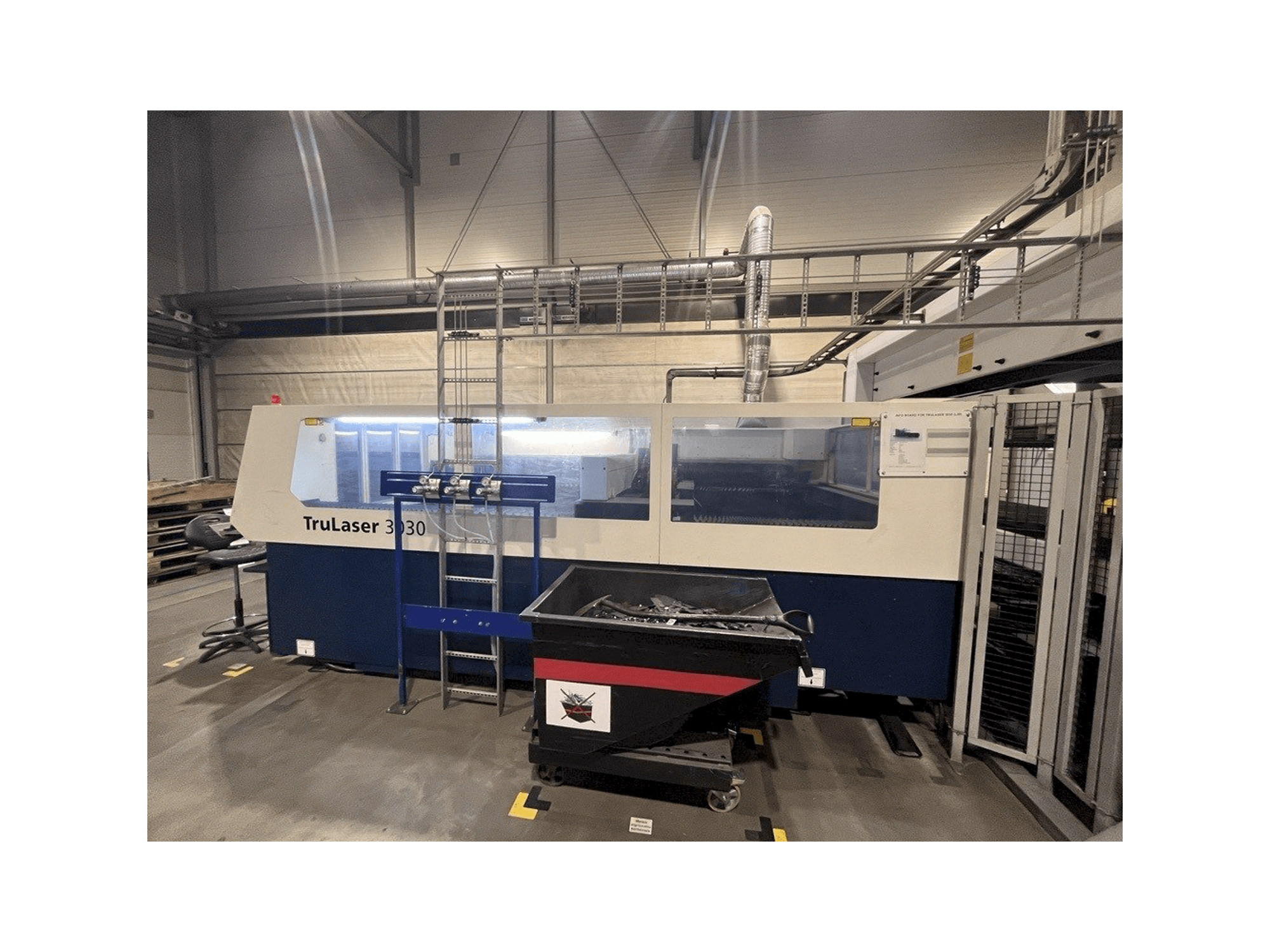 A TRUMPF TruLaser 3030 L30 gép elölnézete