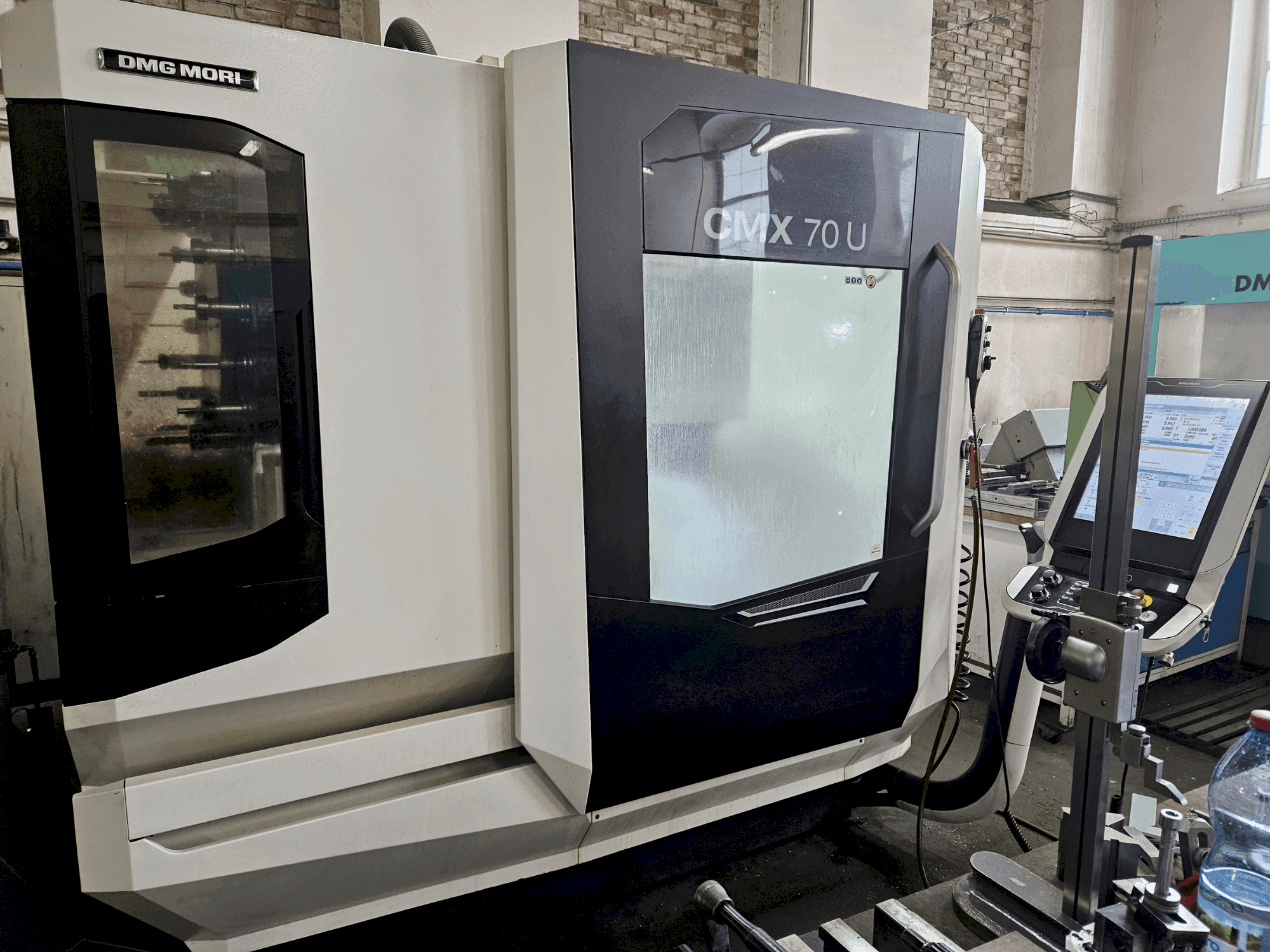 A DMG MORI CMX 70U gép elölnézete