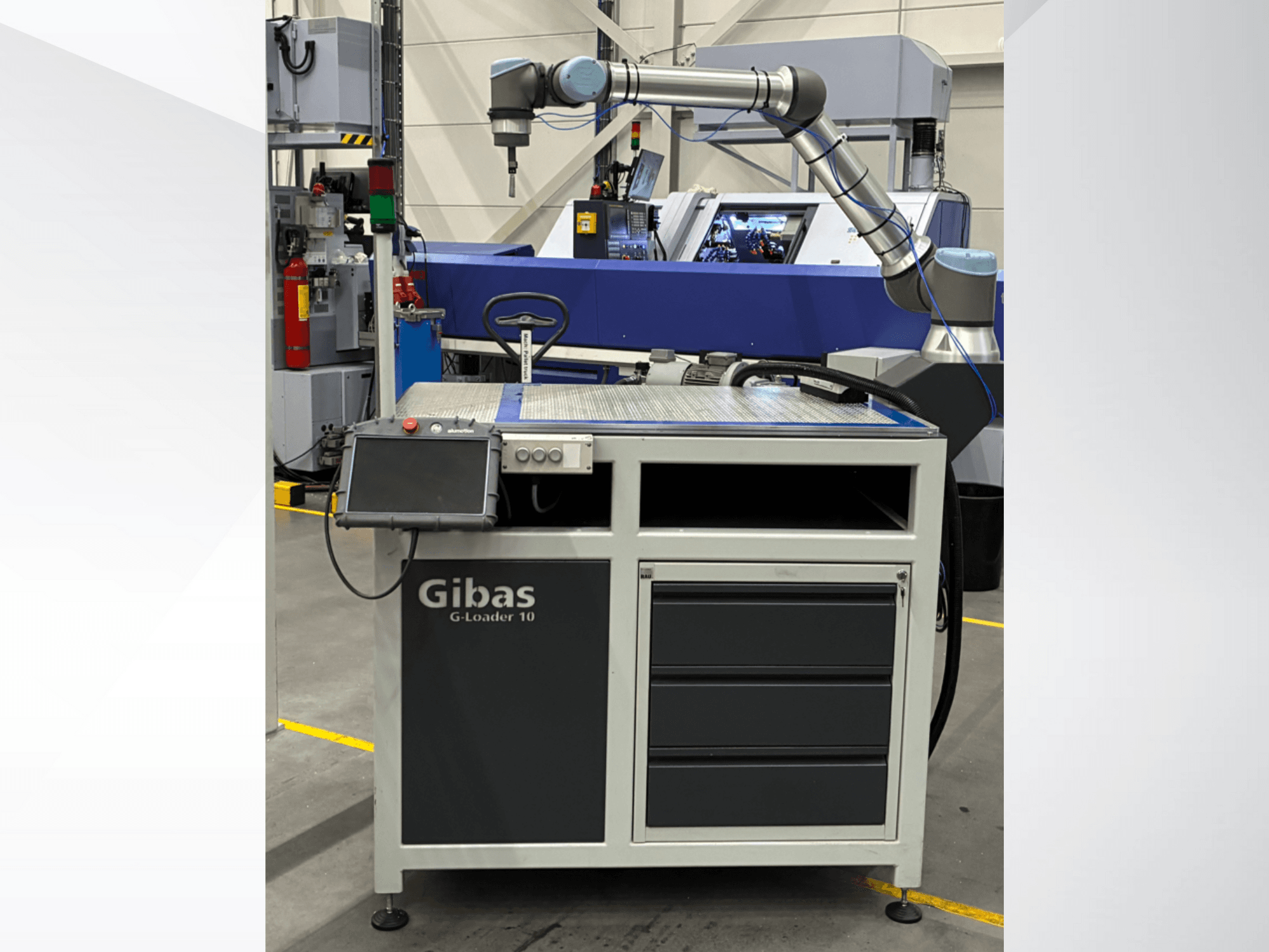 Gibas G-Loader 10 robotkarral, elölnézet; érintőképernyős vezérlés és fiókos tároló ipari környezetben.