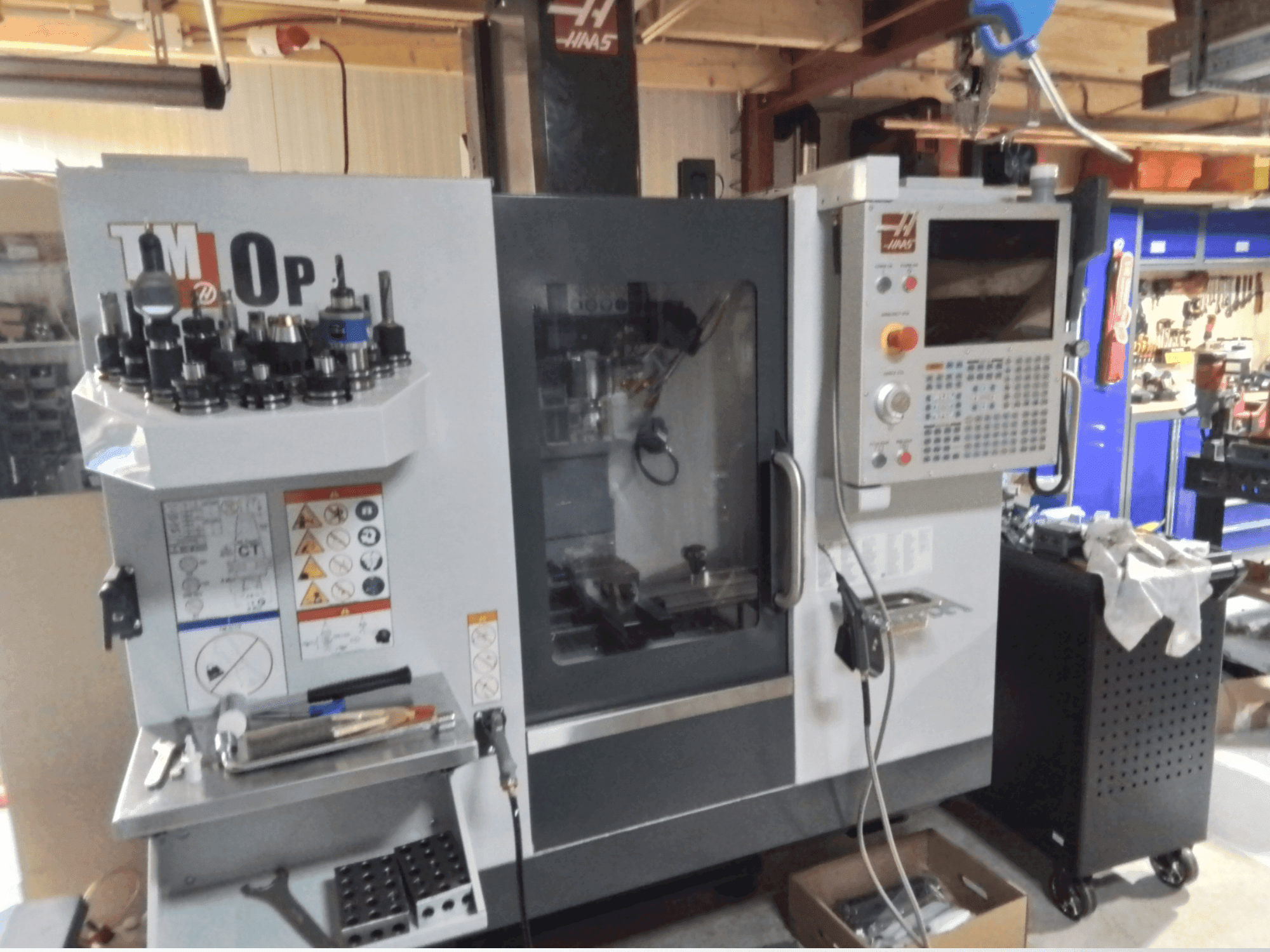 A HAAS TM-0P gép elölnézete