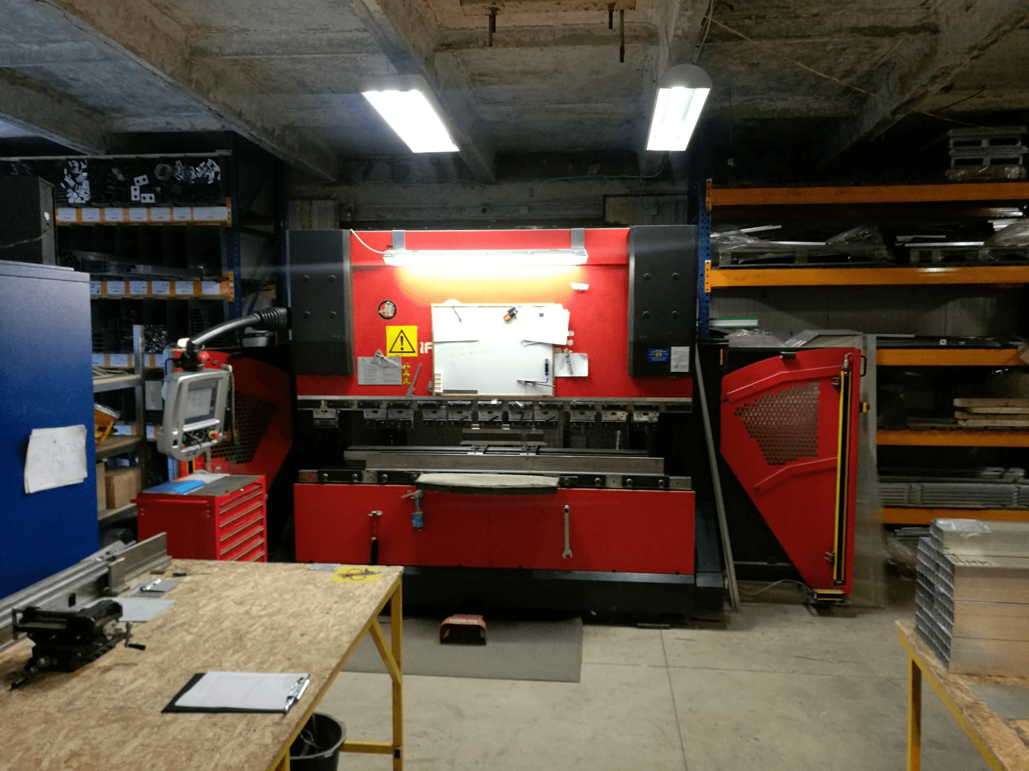 A AMADA HFP 80-25 gép elölnézete