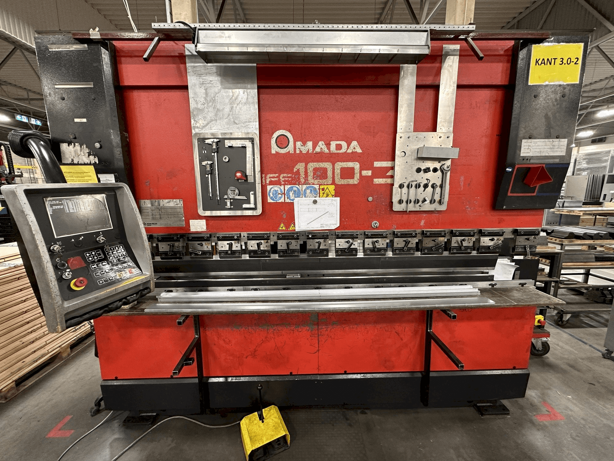 A AMADA HFE 100-3 gép elölnézete