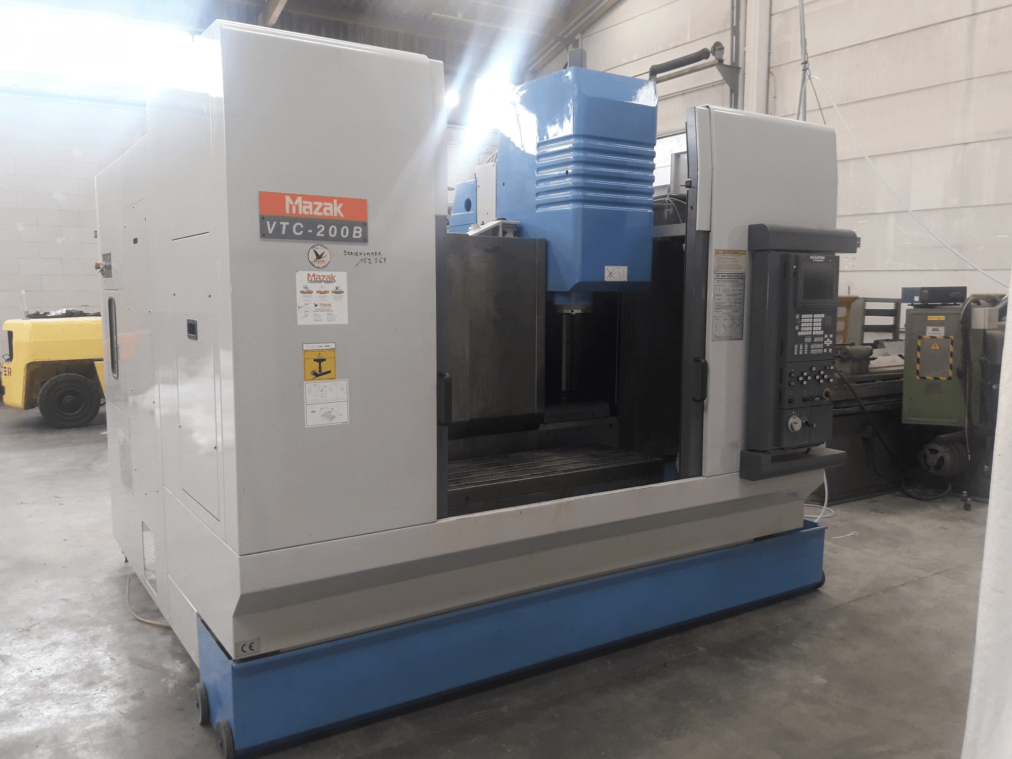 A Mazak VTC-200B gép elölnézete