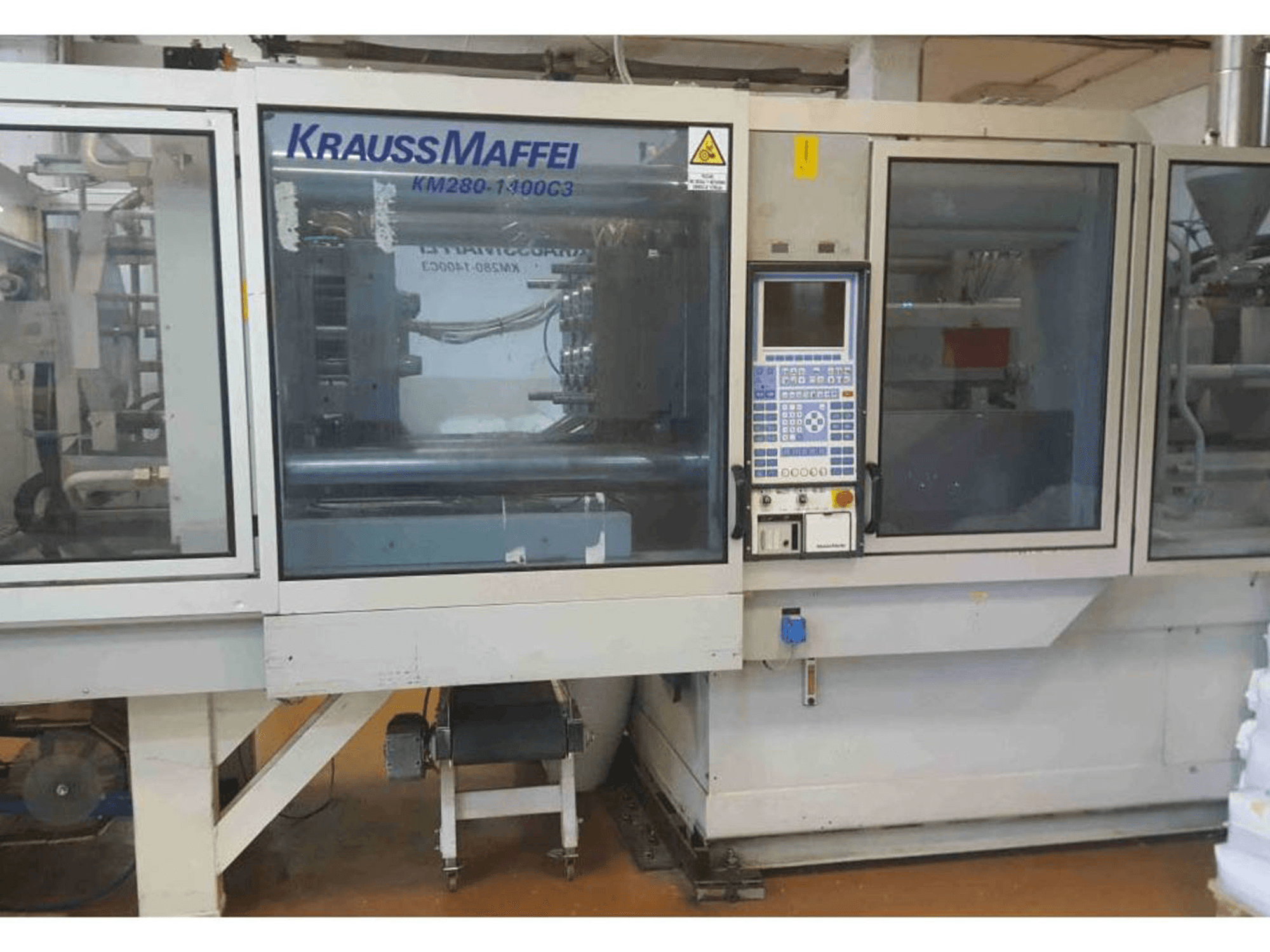 A Krauss Maffei KM 280-1400 C3 gép elölnézete