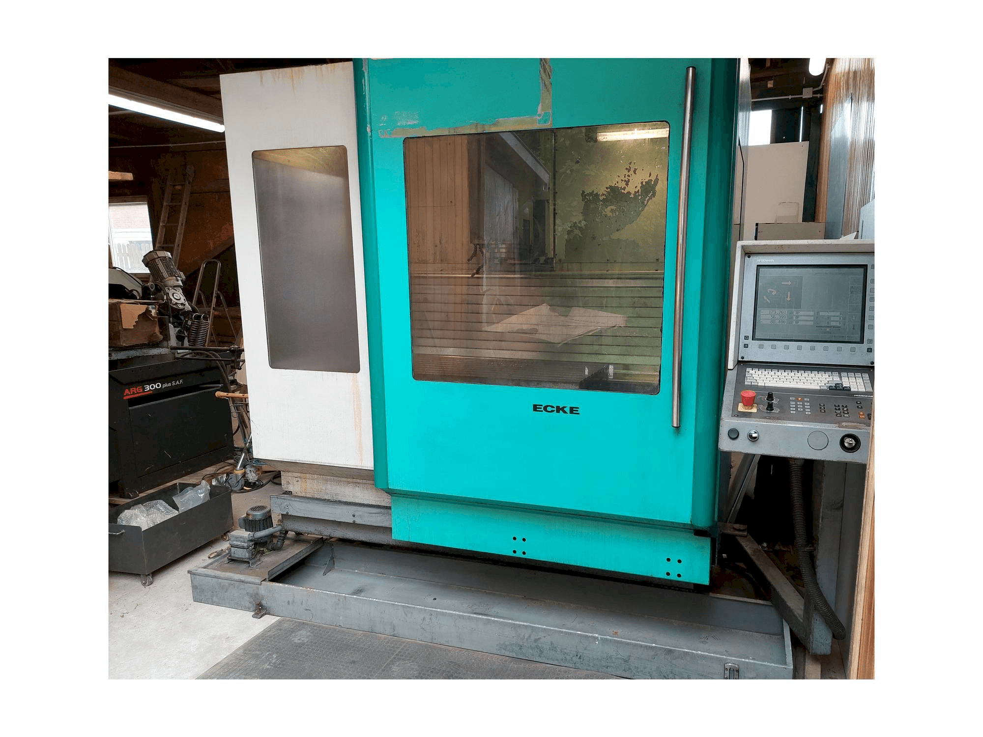 A DECKEL MAHO DMU 60 E gép elölnézete