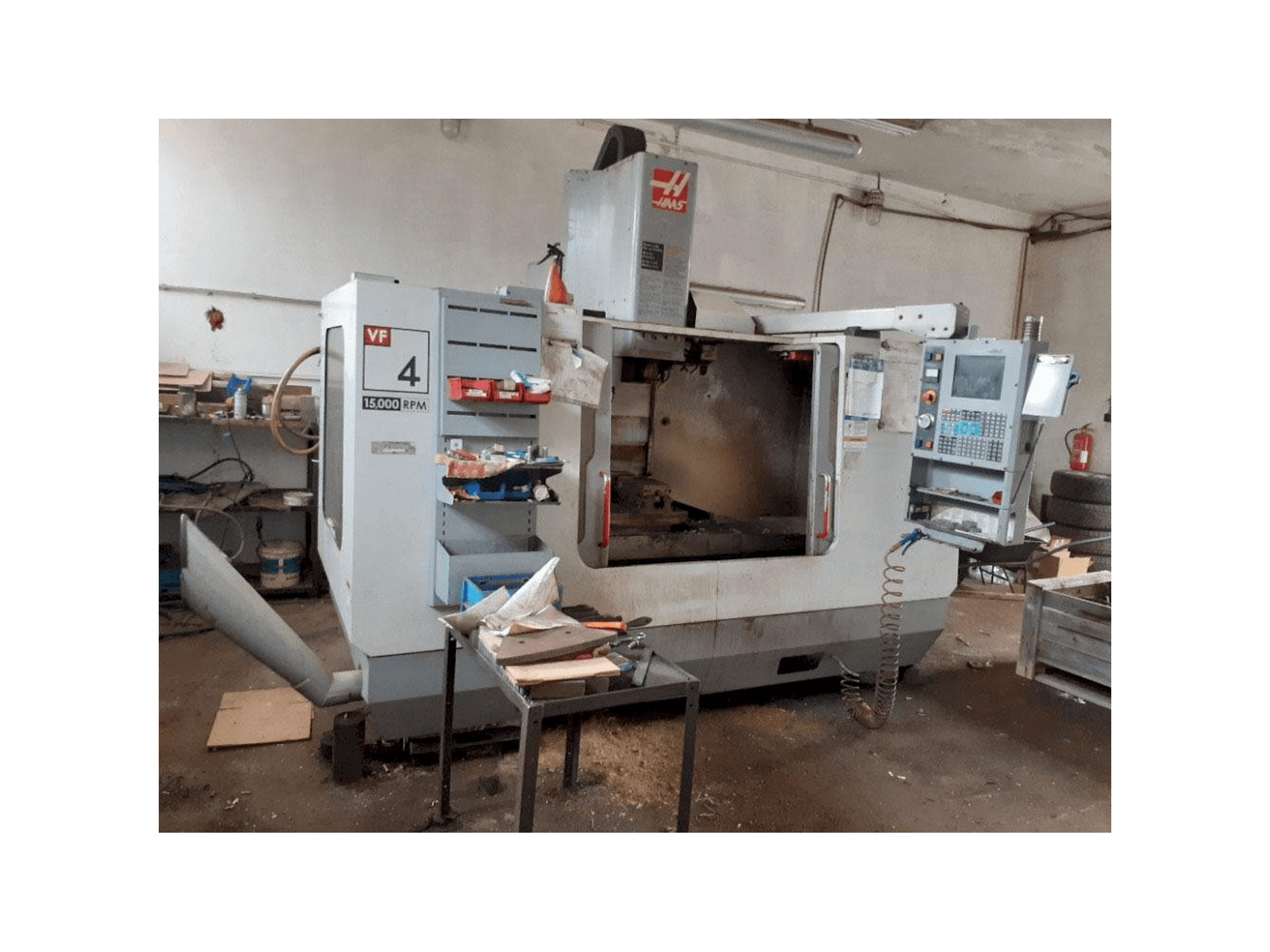 A HAAS VF-4 DHE gép elölnézete