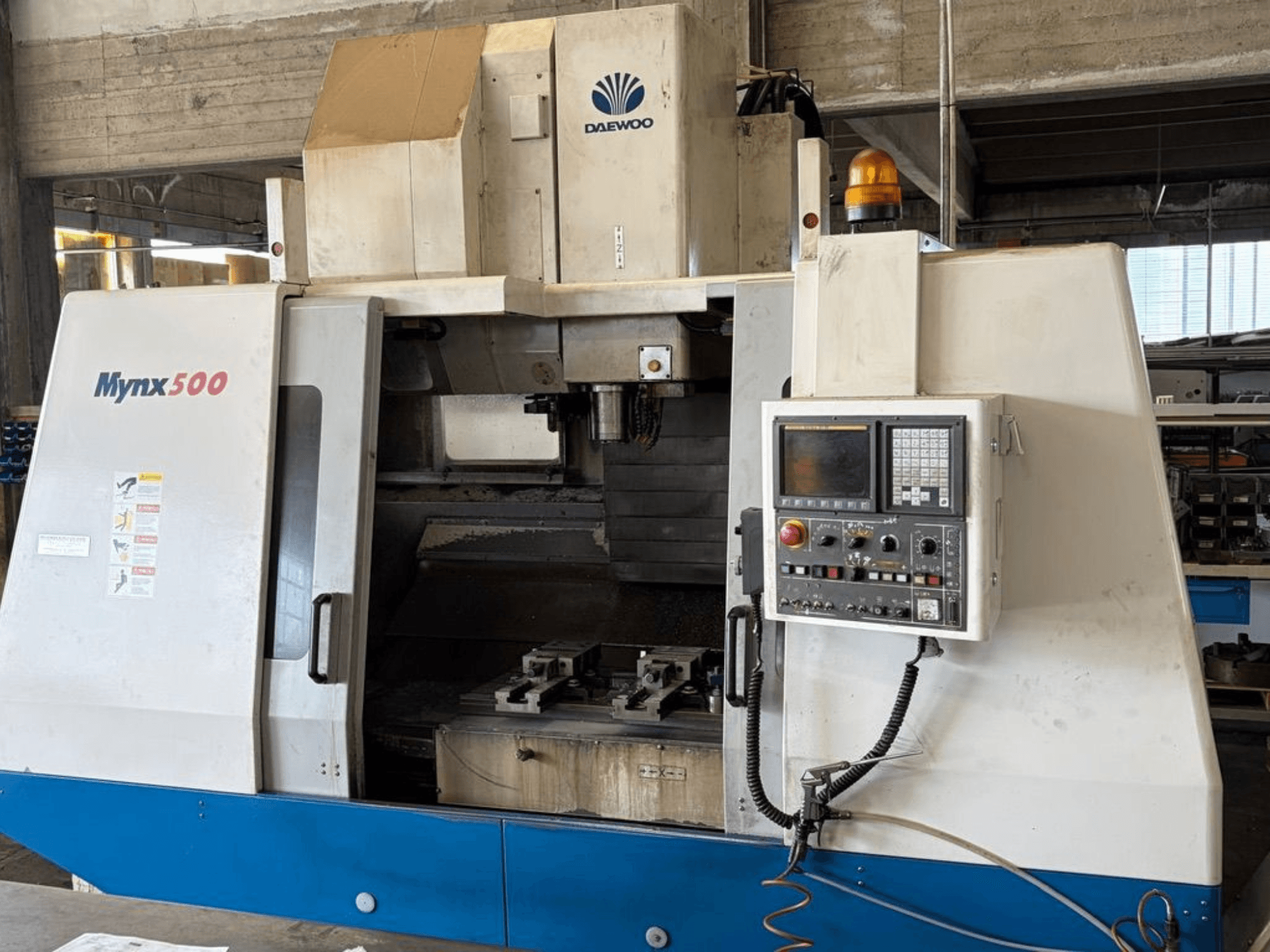 A DAEWOO Mynx 500 függőleges megmunkáló központ elölnézete, amelyen látható a vezérlőpanel és a szerszámtartó.
