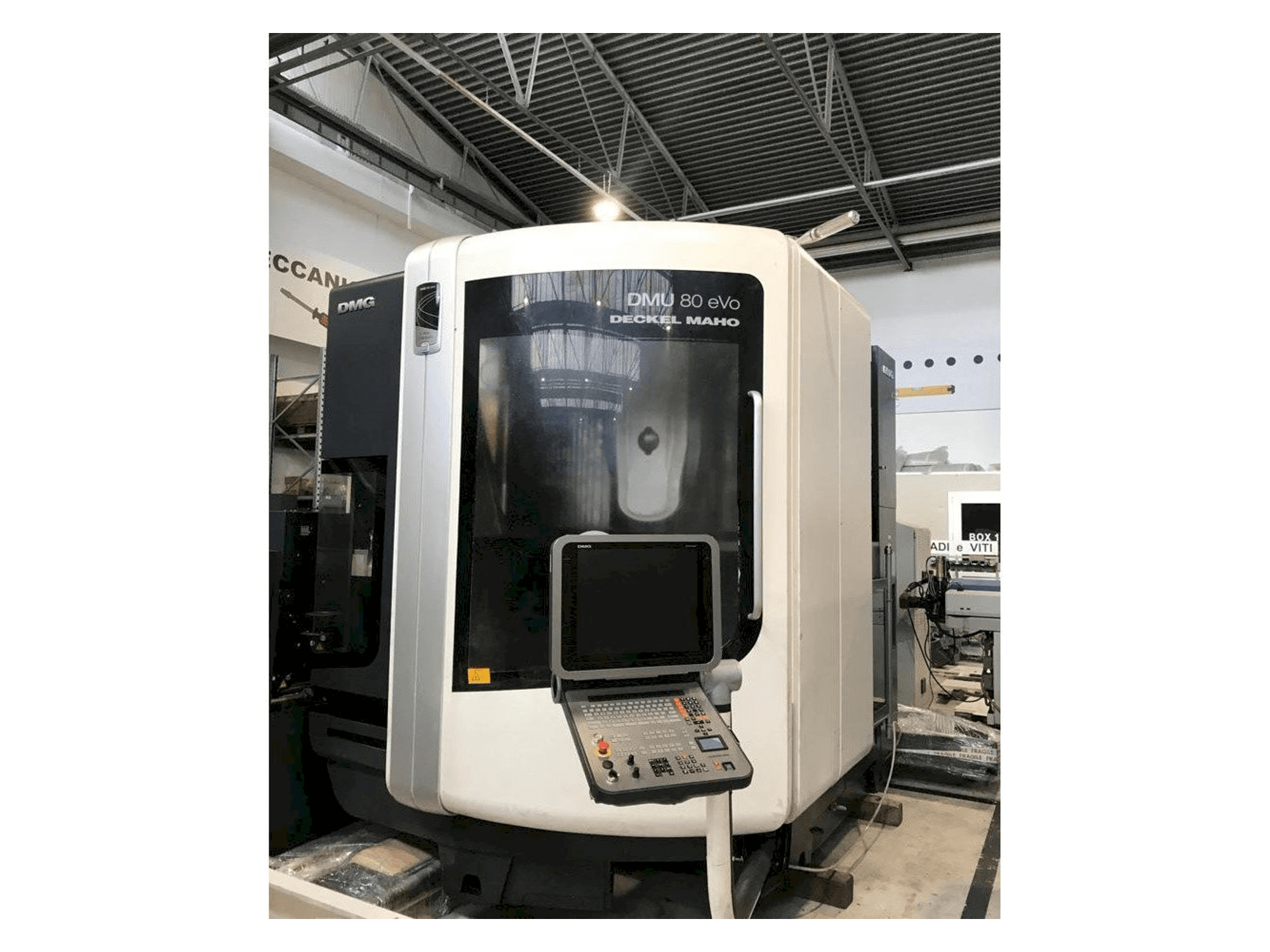 A DMG MORI DMU 80 EVO gép elölnézete
