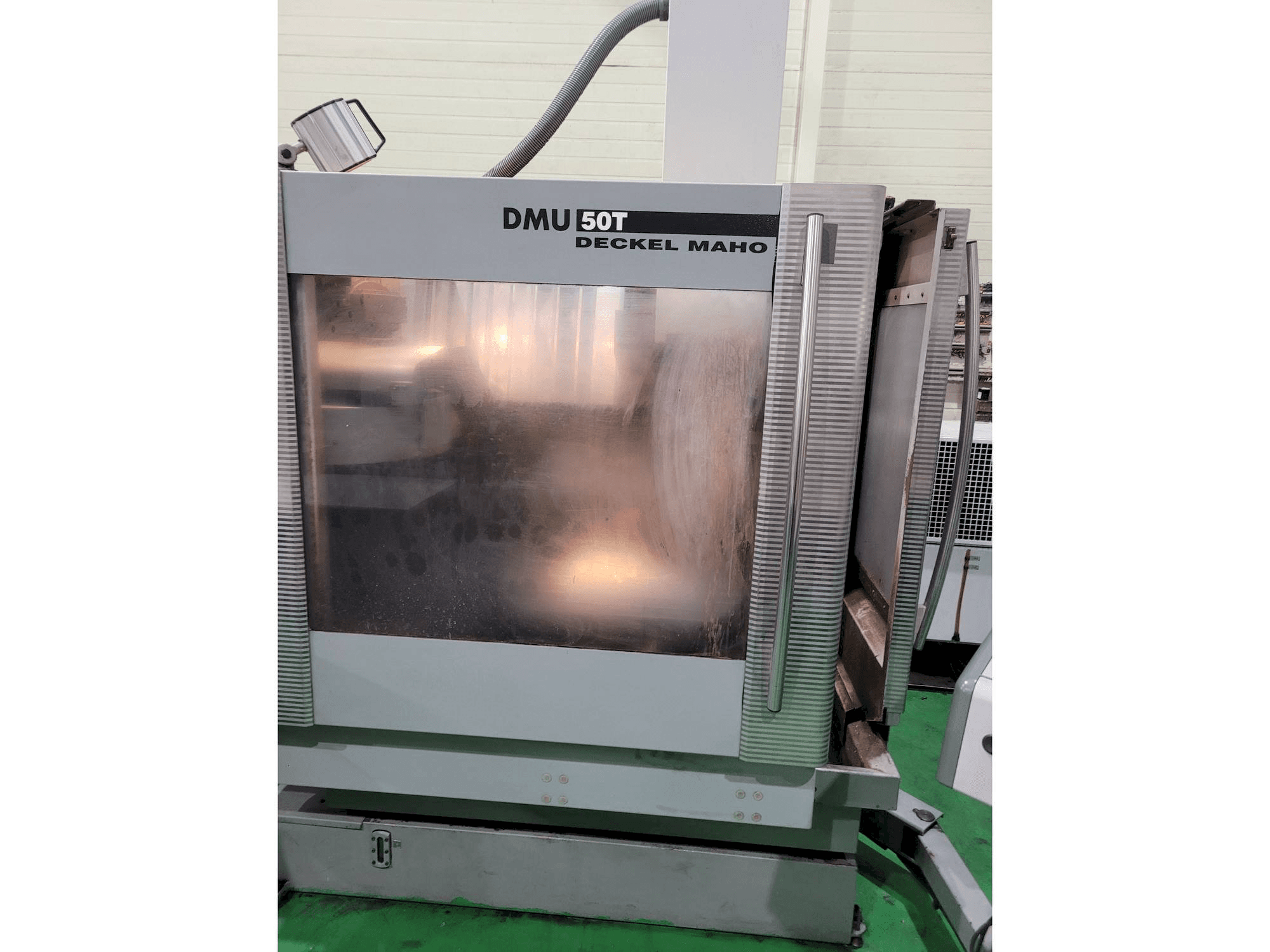 A DECKEL MAHO DMU 50 T gép elölnézete