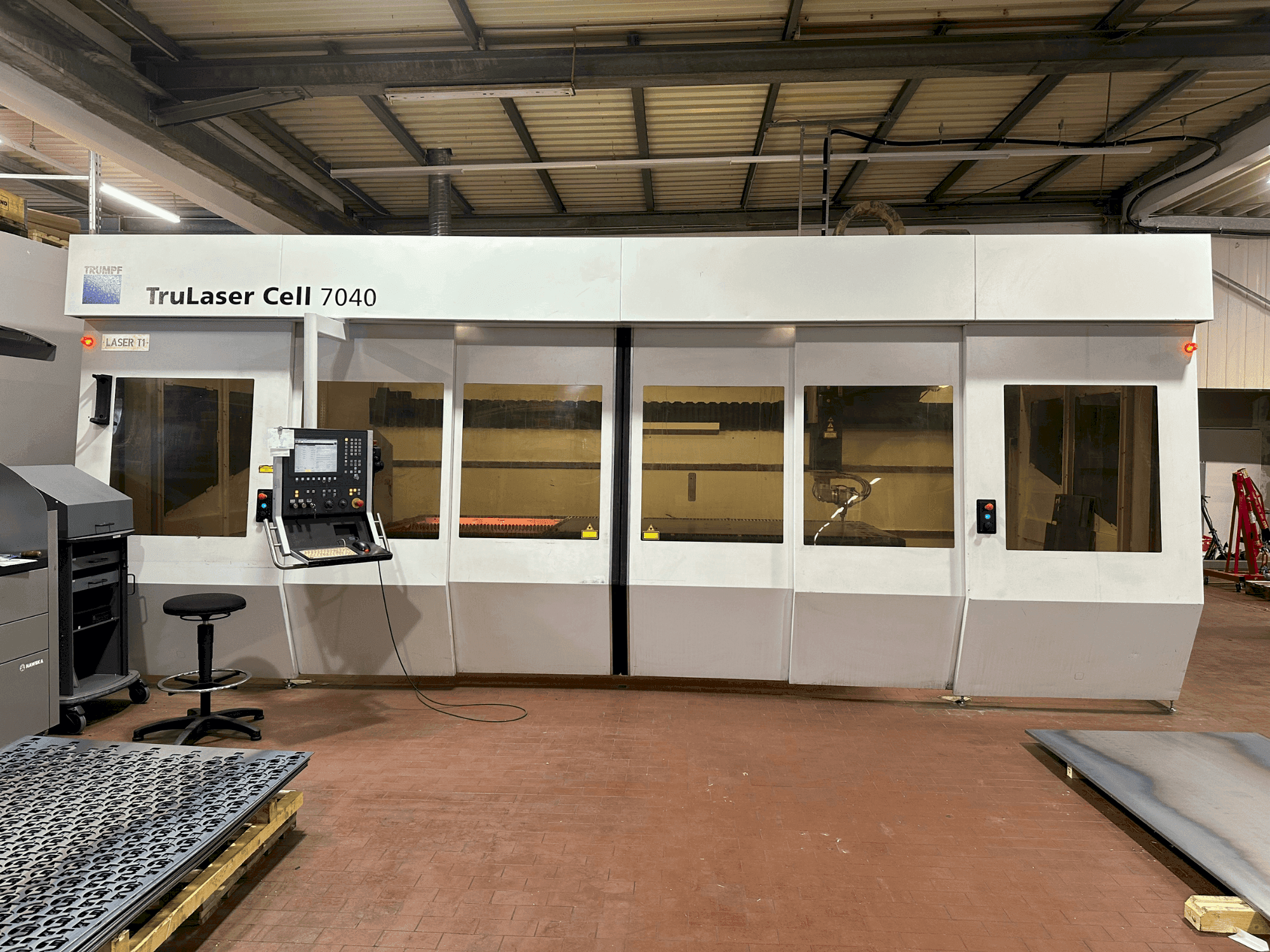 A TRUMPF TruLaser Cell 7040 gép elölnézete