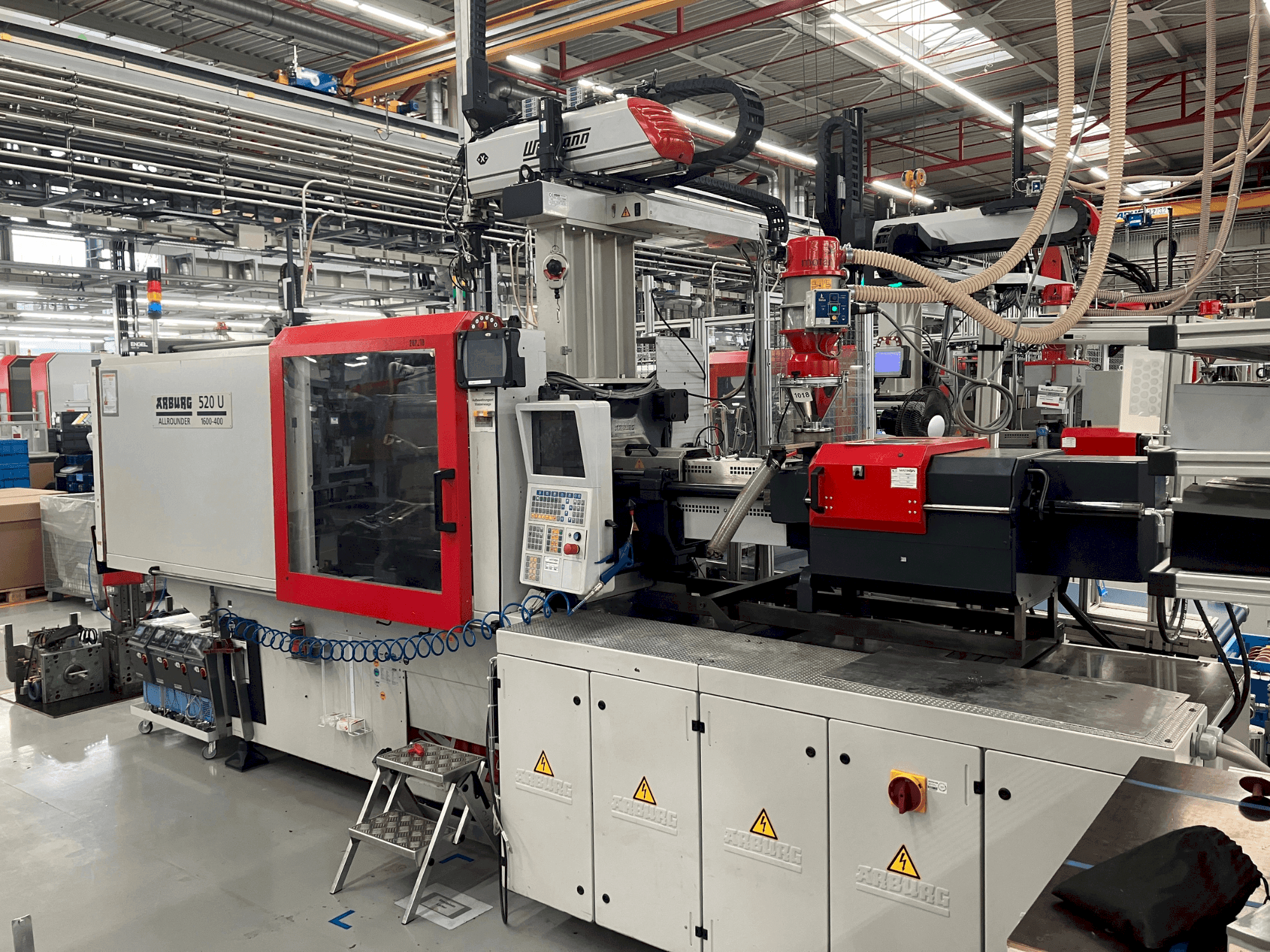 A Arburg Allrounder 520 U 1600-400 gép elölnézete