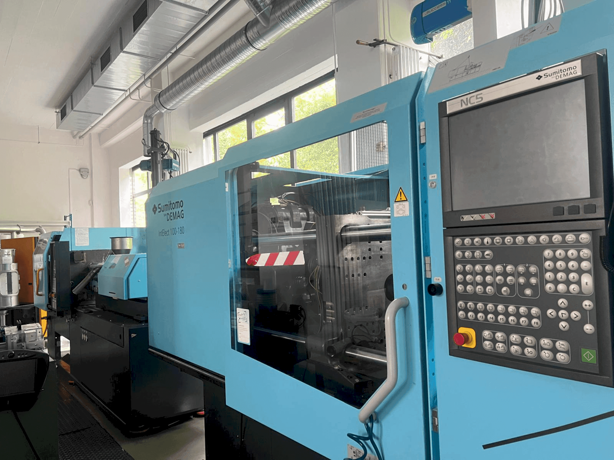 A SUMITOMO SHI DEMAG IntElect 100/470-180 gép elölnézete