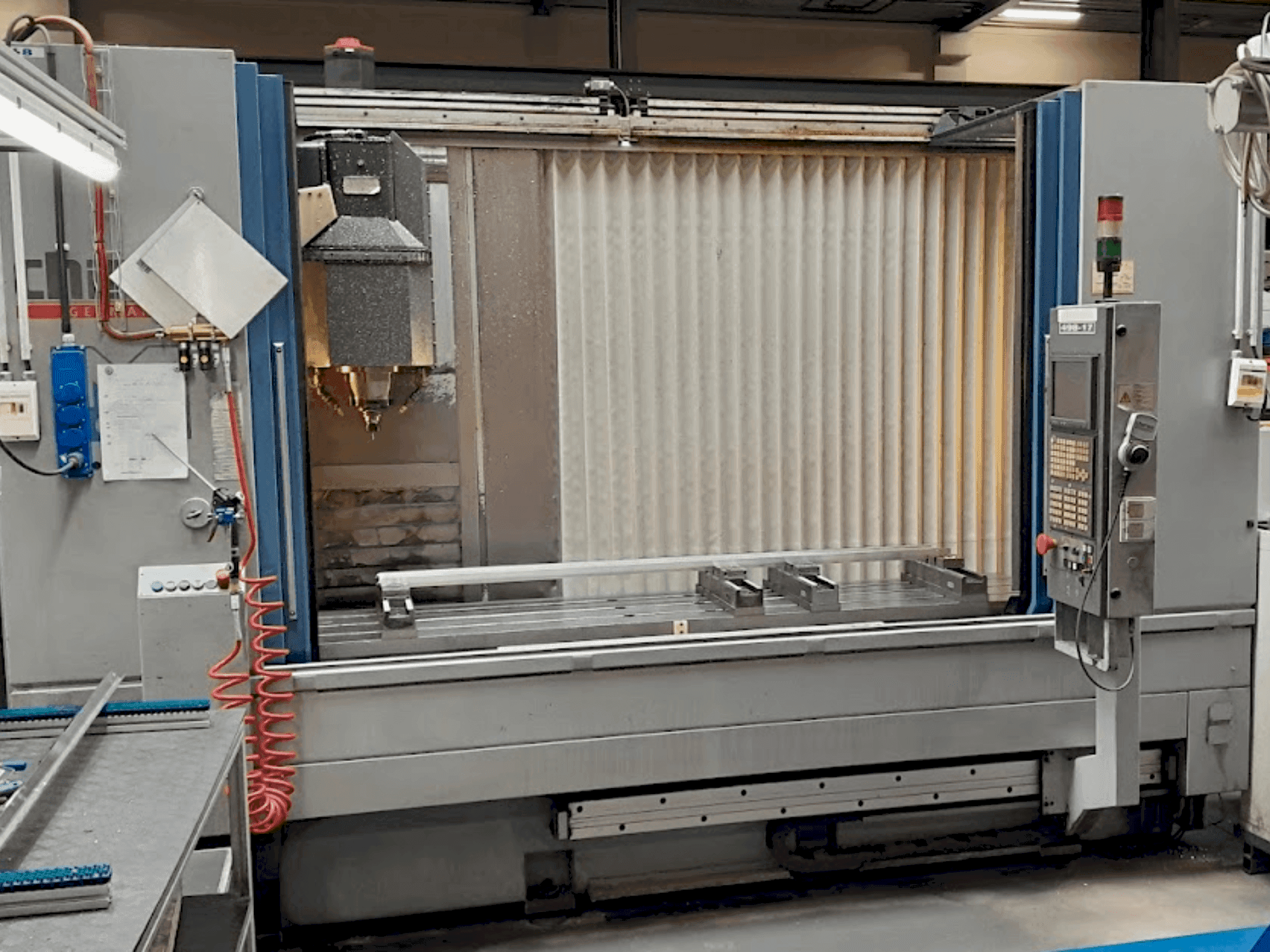 A CHIRON MILL 2000 gép elölnézete