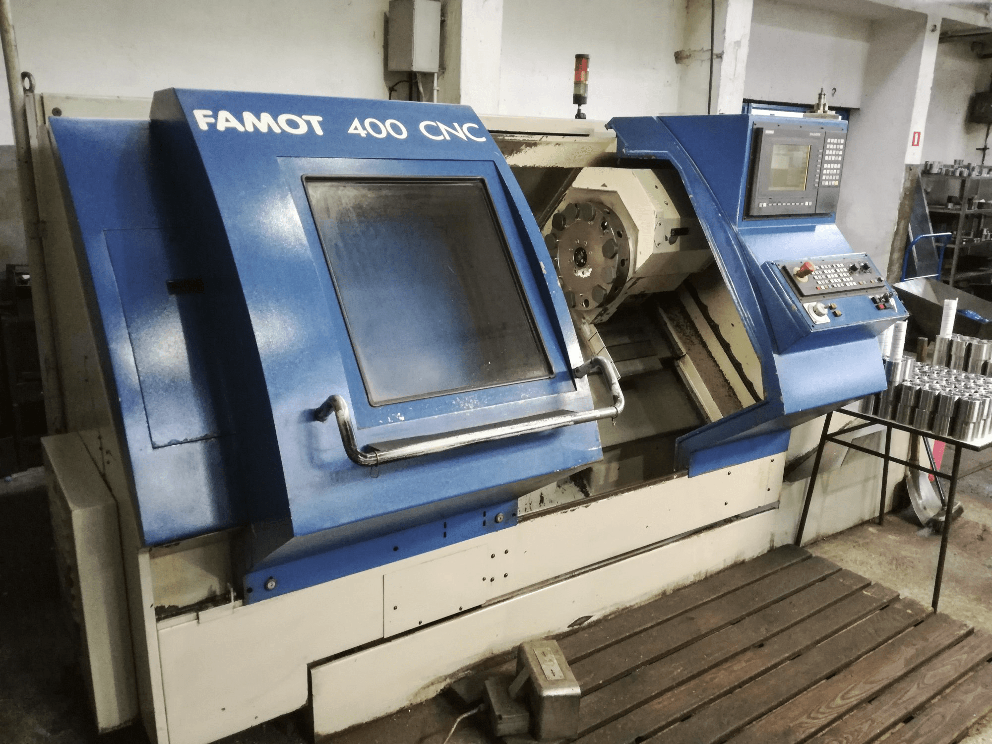 A FAMOT CNC 400 gép bal oldali nézete