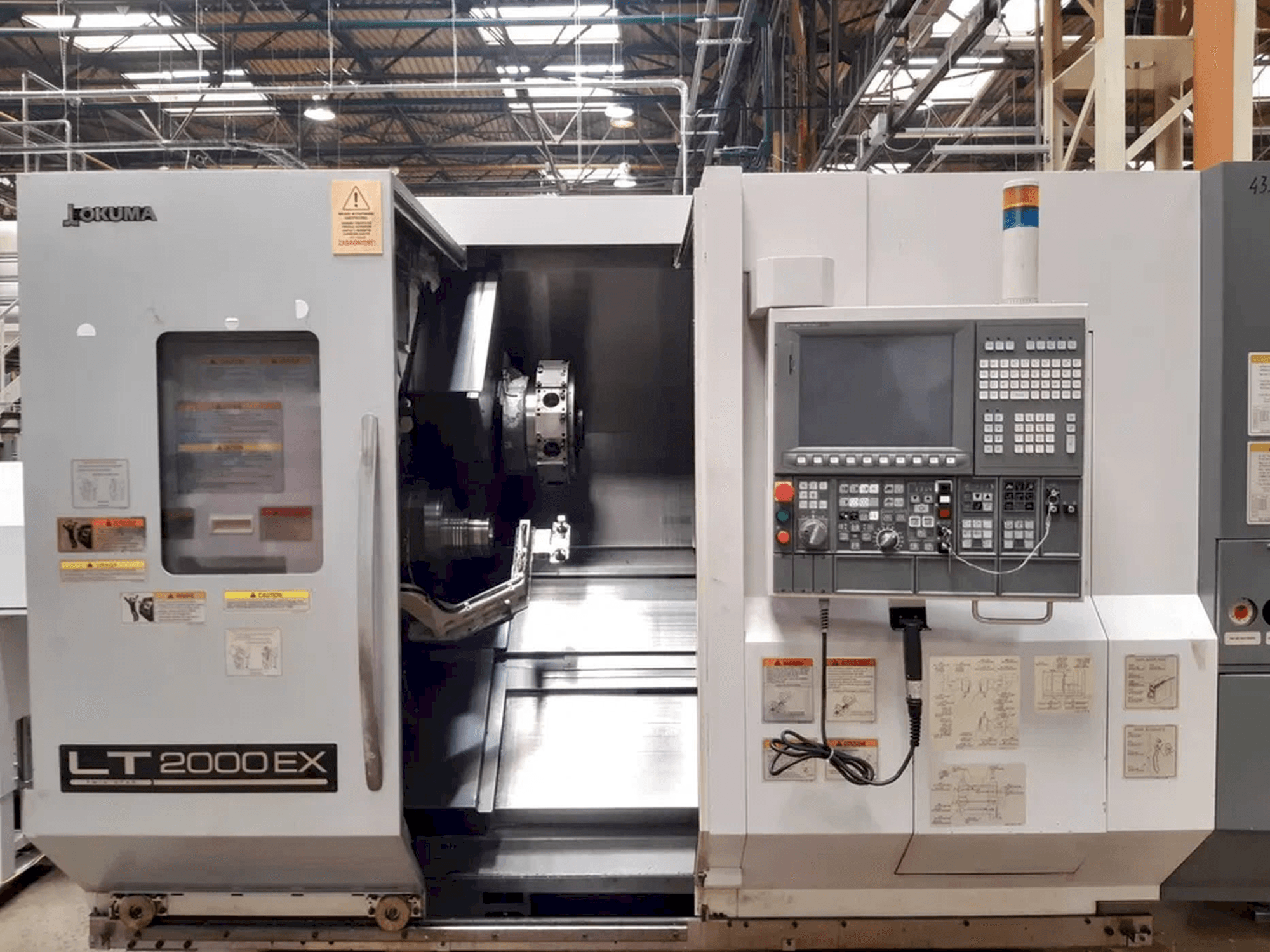 A Okuma LT2000 EX gép elölnézete