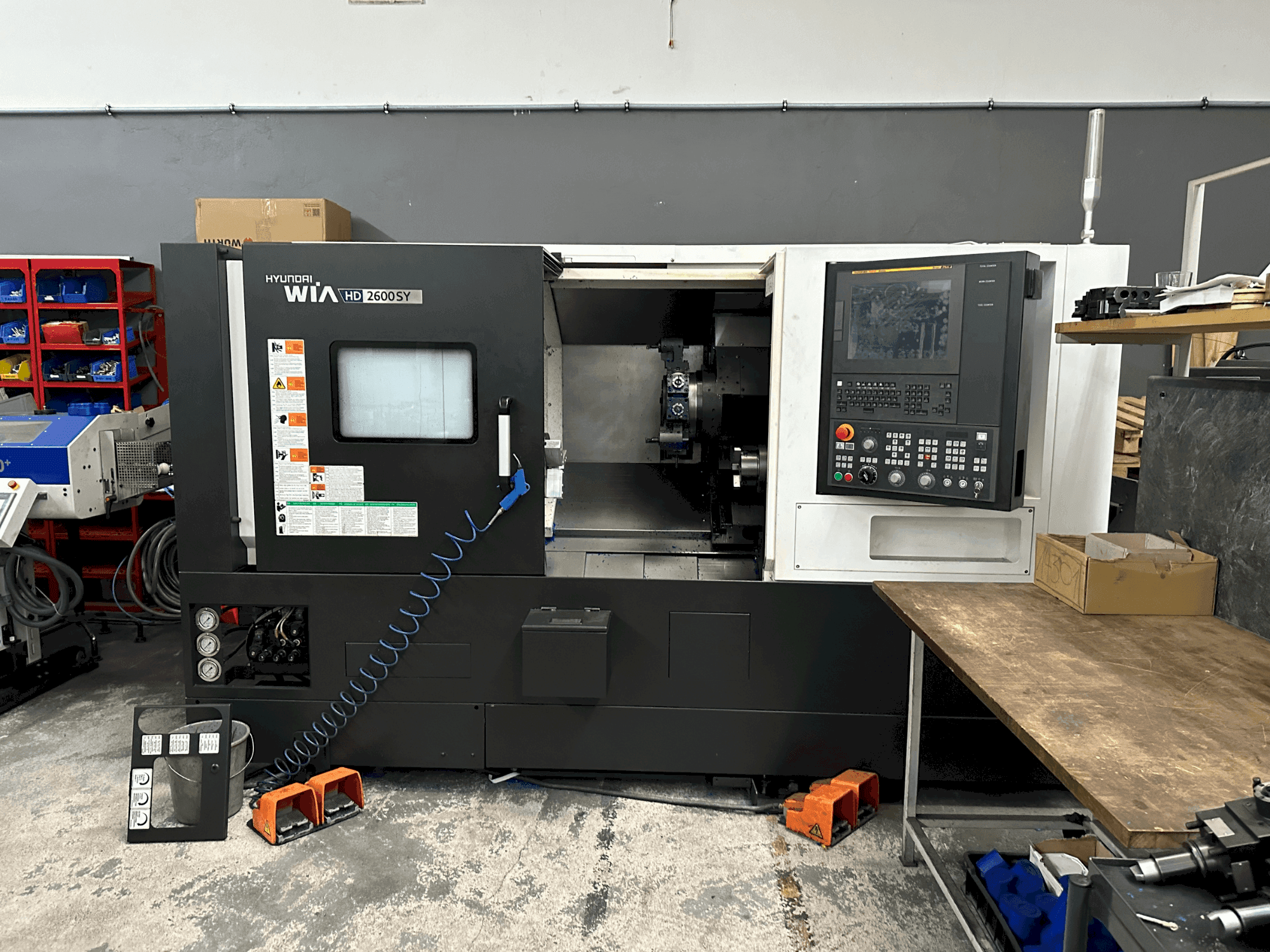 A Hyundai Wia HD 2600SY gép elölnézete