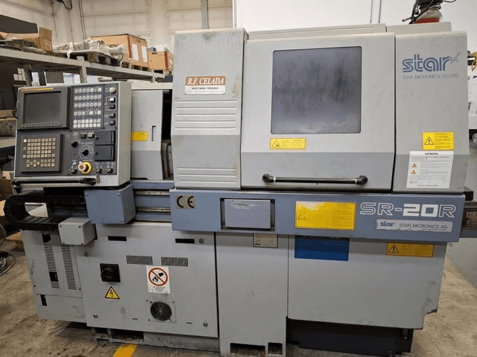 Star SR-20R CNC esztergapad vezérlőpanellel, elölnézetben, a kezelőgombokkal, a képernyővel és a biztonsági címkékkel.