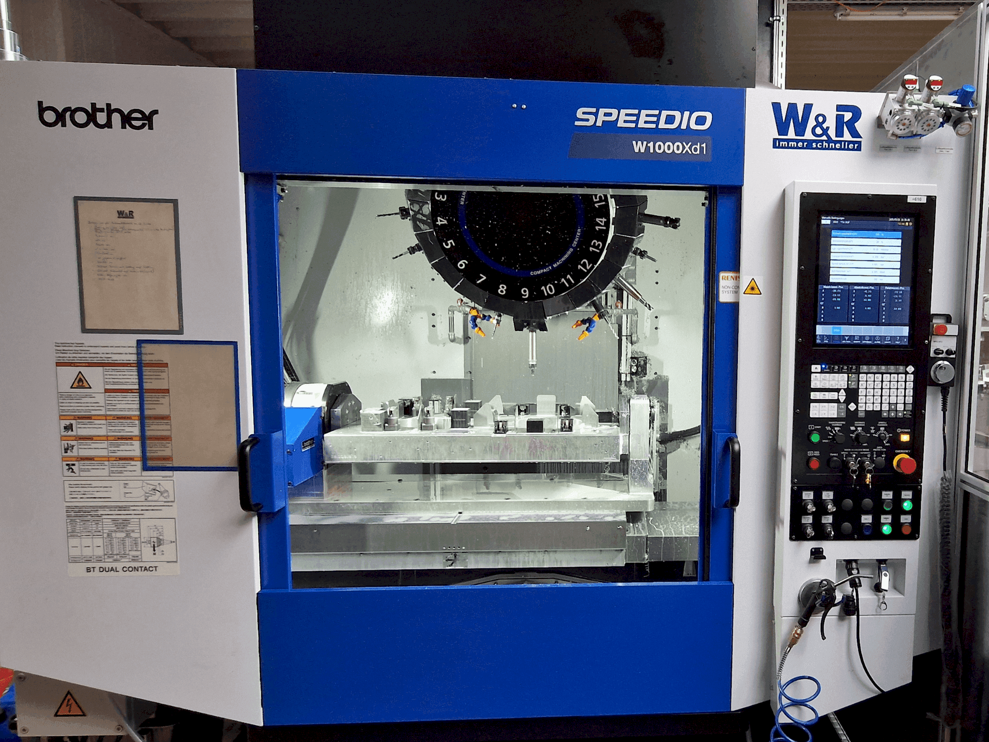 A Brother Speedio W1000Xd1 gép elölnézete