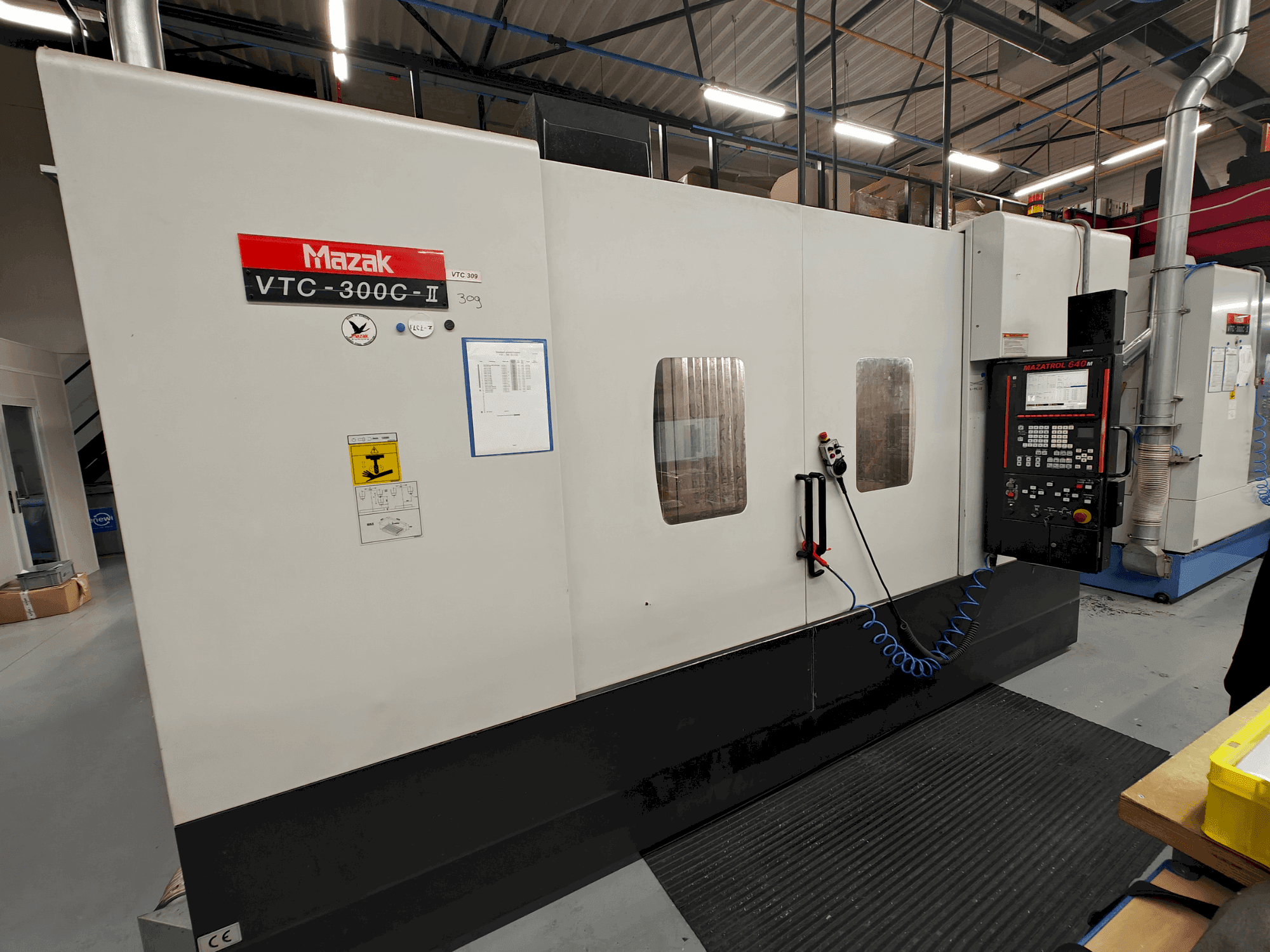 A Mazak VTC-300C gép elölnézete