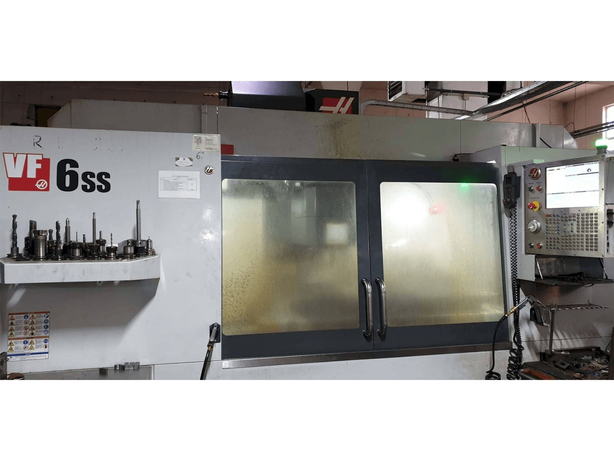 A HAAS VF-6SS gép elölnézete