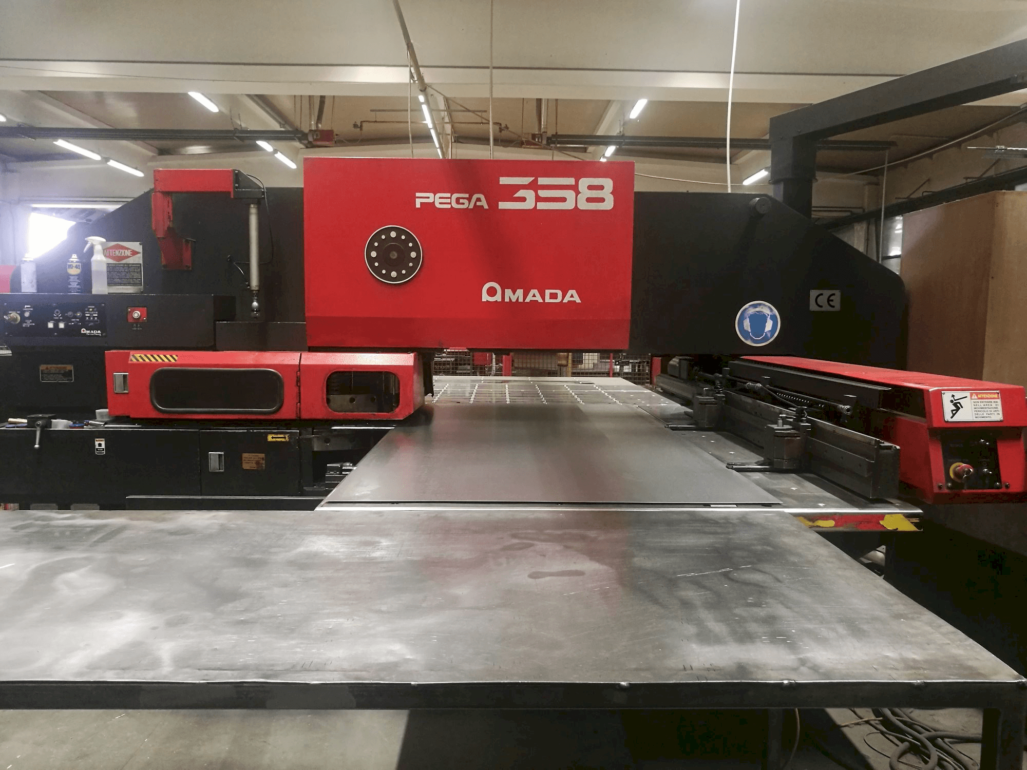 A AMADA PEGA 358 gép elölnézete